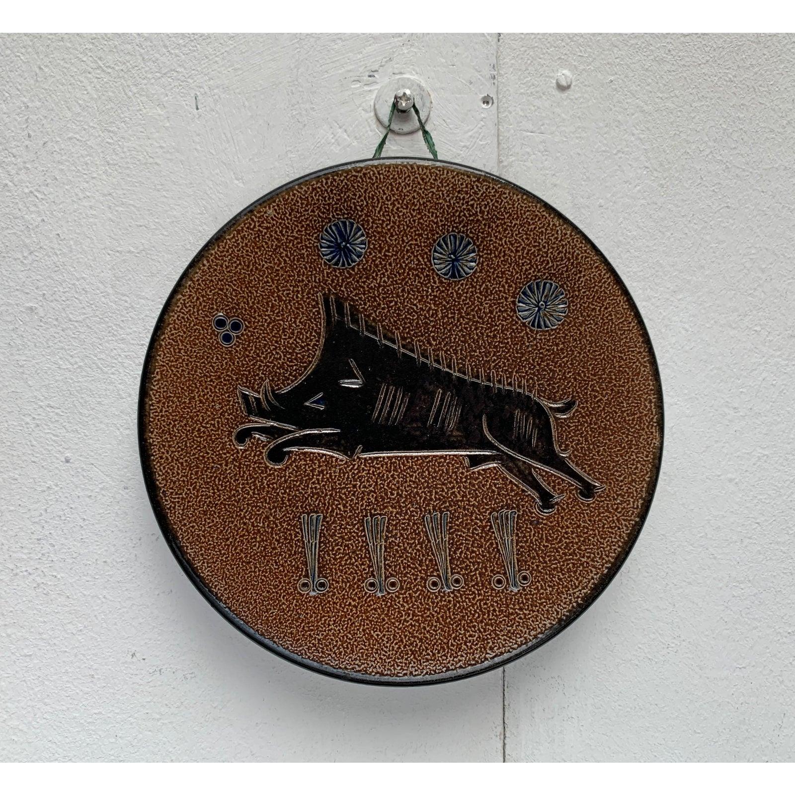 Wandteller aus deutscher Keramik mit Wildschwein-Jagdmotiv von Wim Mühlendyc, 1986 im Zustand „Hervorragend“ im Angebot in Hamburg, DE