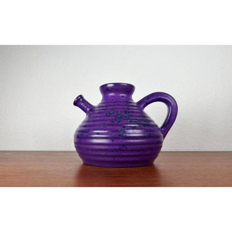 Vintage German Purple Jug from Marei Majolikafabrik Jean Fuss & Sohn, Rheinbach, 1970s, in Very Good conditions. Conçue de 1970 à 1979 Cette pièce porte une marque d'attribution.

Informations complémentaires :
Matériaux : Céramique
Couleur :