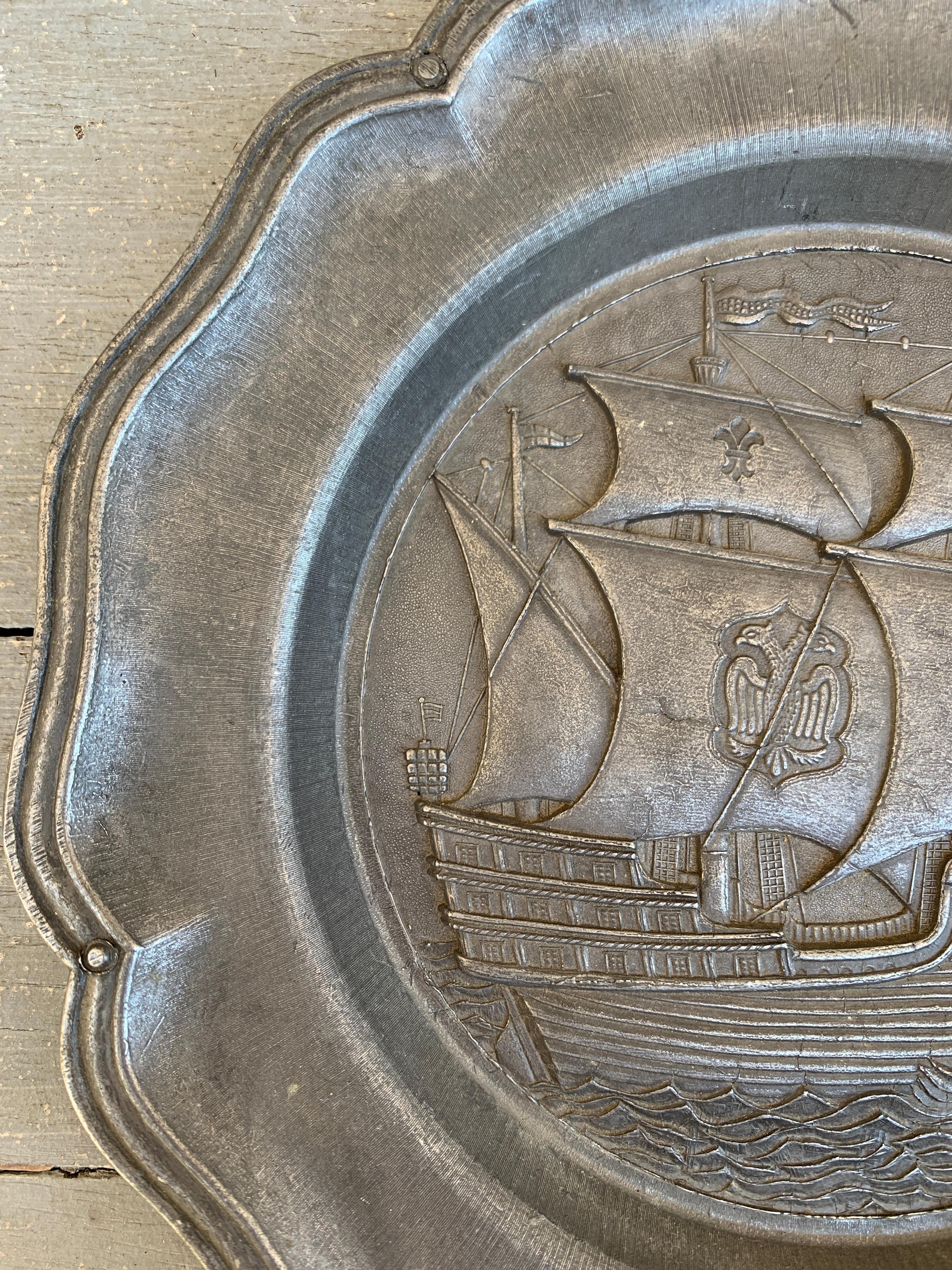 Vintage Deutsch Segelschiff Zinn Wandteller (Rustikal) im Angebot