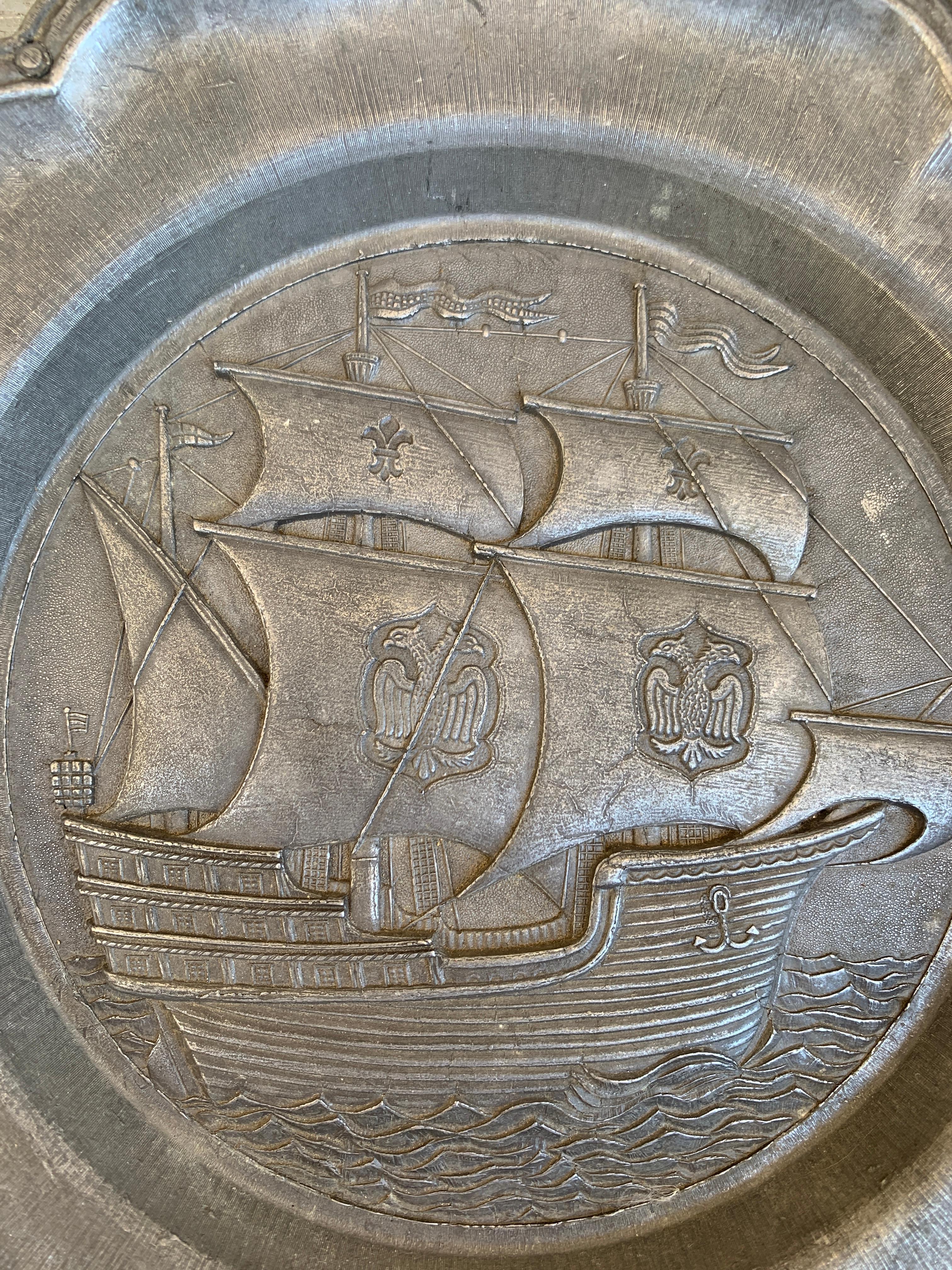 Vintage Deutsch Segelschiff Zinn Wandteller im Zustand „Gut“ im Angebot in Elkhart, IN