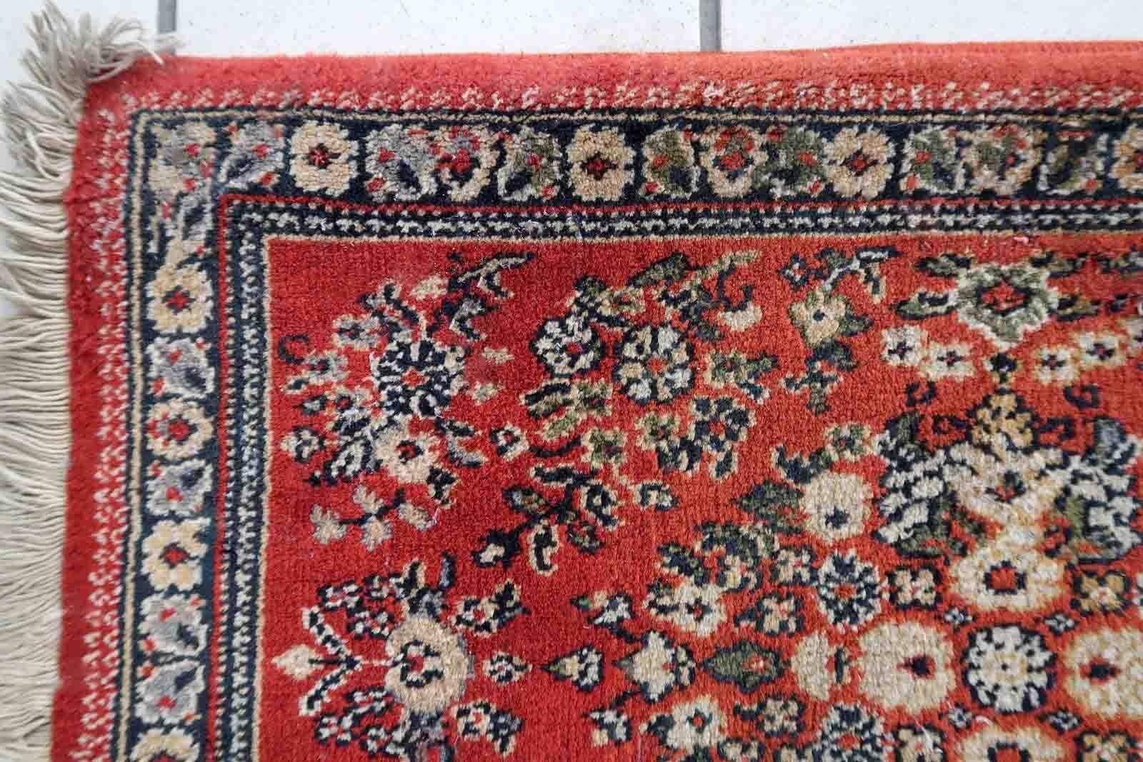 Alfombra alemana roja vintage con diseño tradicional persa sarouk. La alfombra se fabricó a finales del siglo XX, está en buen estado original. La alfombra está hecha a máquina.

-estado: original bueno,

-circa: 1970s,

-Tamaño: 1,3' x 2' (42cm x