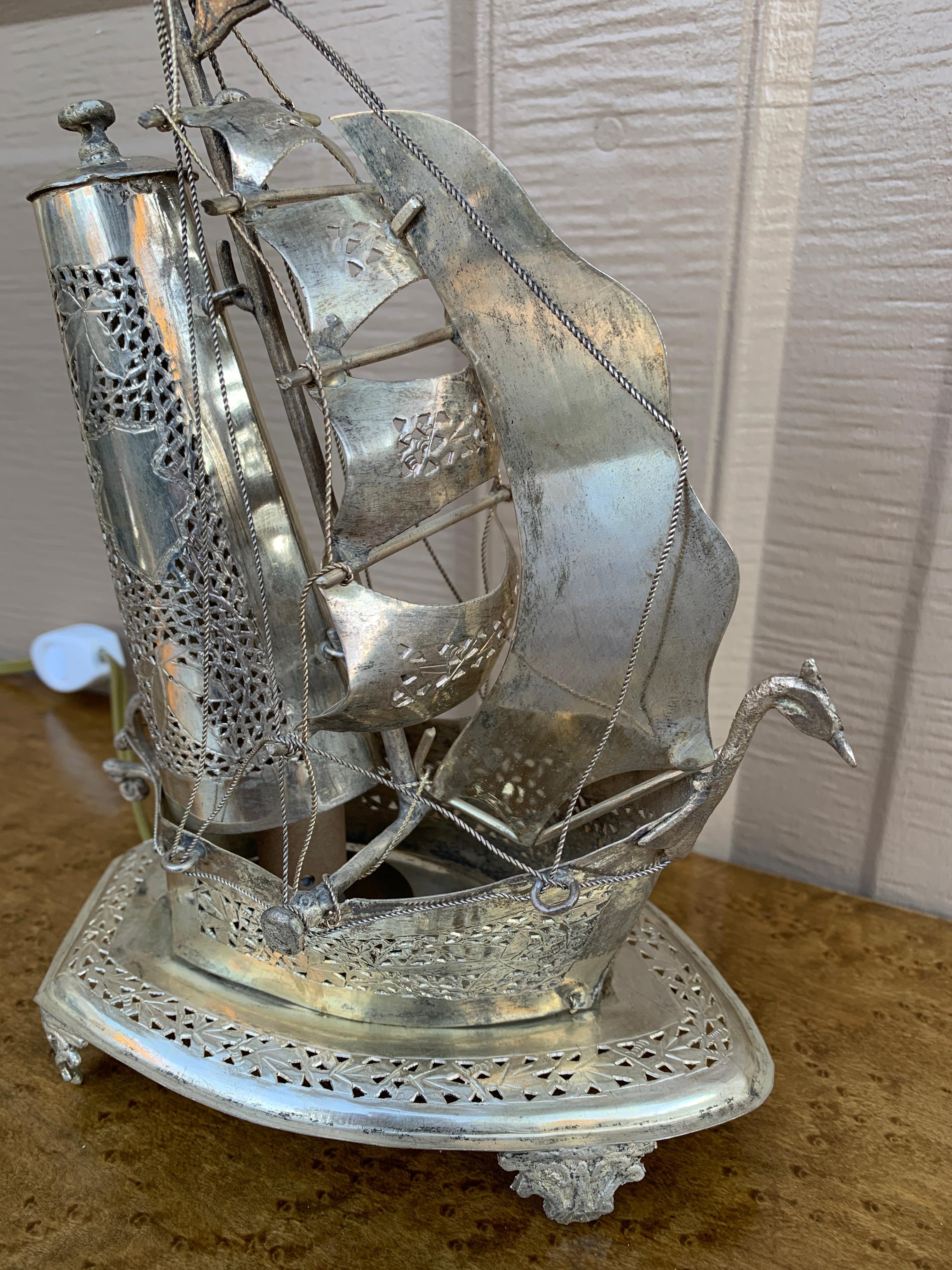 Lámpara de luz nocturna de velero de plata alemana vintage siglo XX en venta