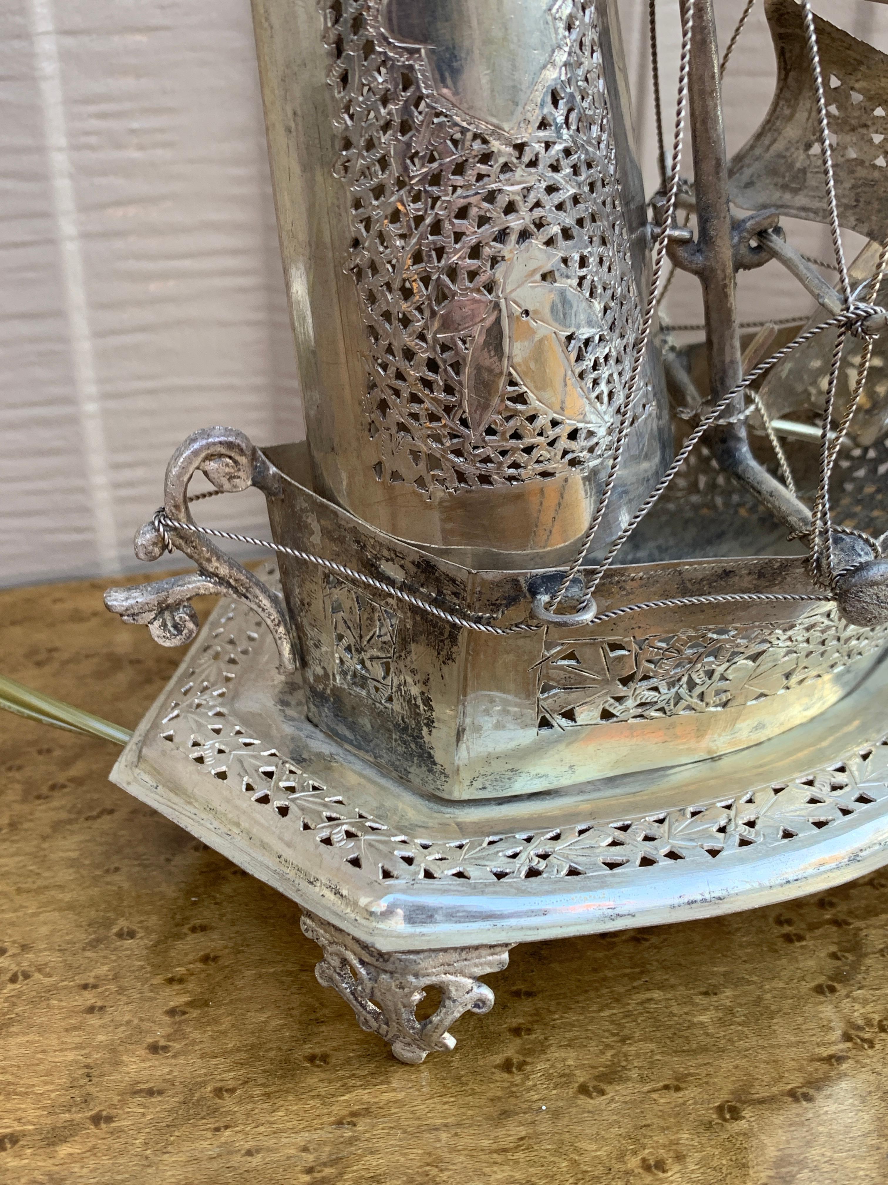 Lámpara de luz nocturna de velero de plata alemana vintage Latón en venta