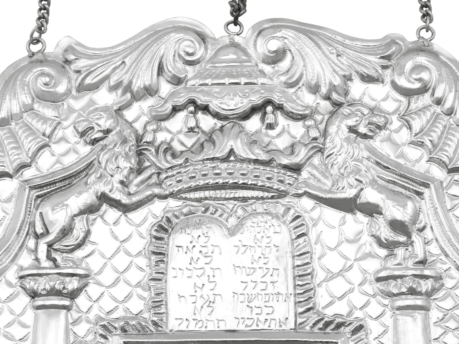 Argento Breastplate d'argento tedesco d'epoca per la Torah Circa 1950 in vendita