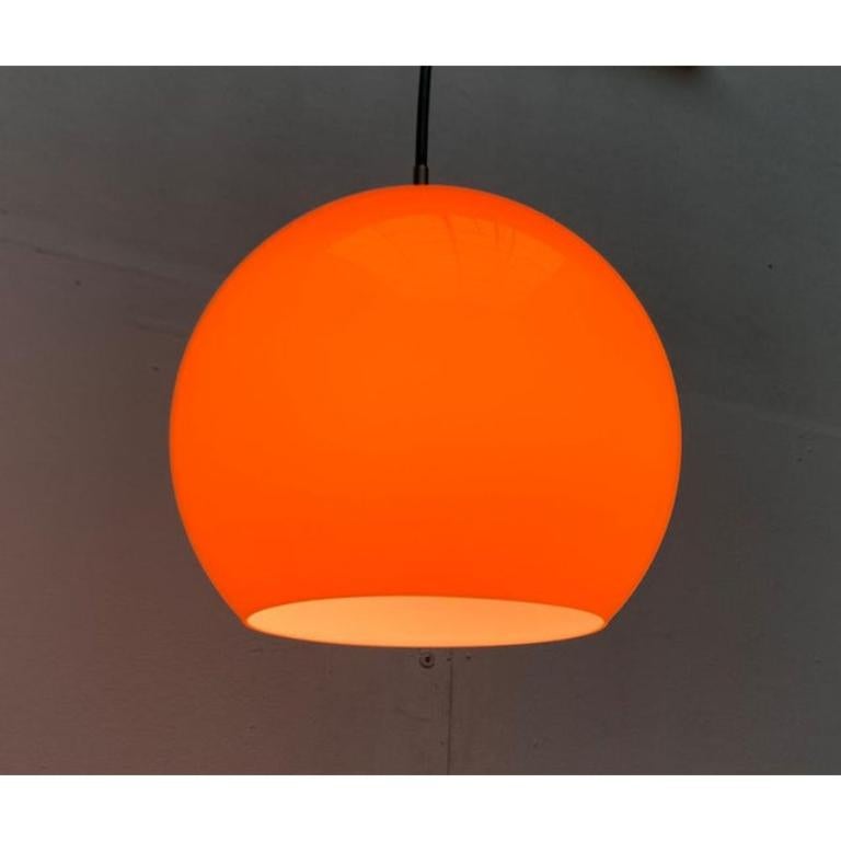 Mid-Century moderno Lampada a sospensione a sfera in vetro vintage German A Space Age AH 1 di Peill & Putzler anni '70 in vendita
