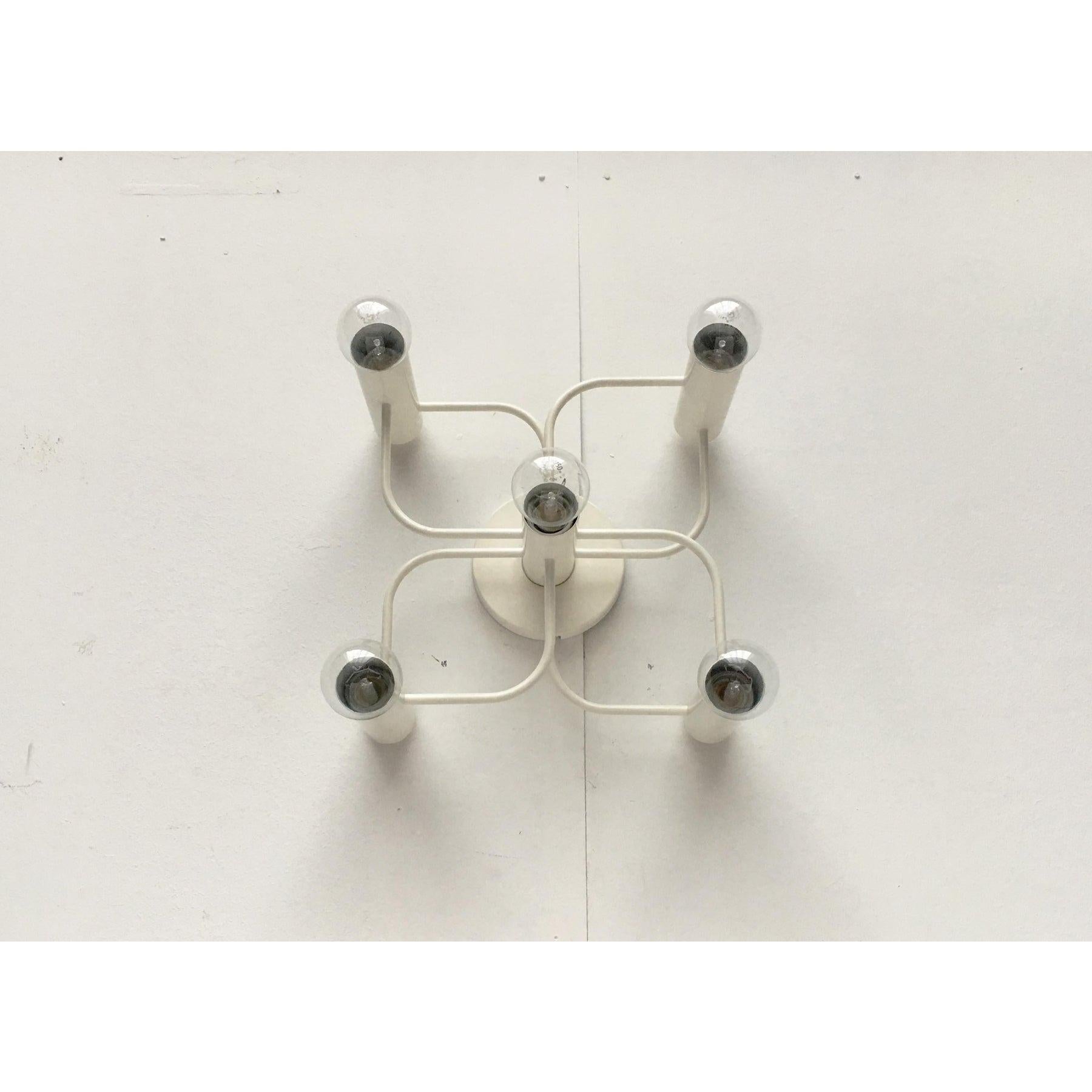 Imponente lampada da soffitto o da parete di Leola, ancora un disegno di Gaetano Sciolari degli anni '70. Qui nella rara versione in bianco.

Un design senza tempo che offre facilità e precisione geometrica. Il bianco si sposa perfettamente con il