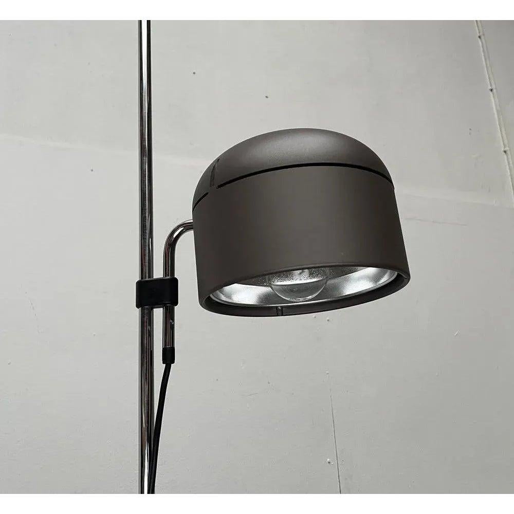 Leuchten du personnel de l'ère spatiale.

Une conception fonctionnelle. La lampe est dotée d'une simple tête de projecteur. La seule récompense est la perforation frappante sur le dessus de la tête de la lumière. La tête est de couleur bronze. Il