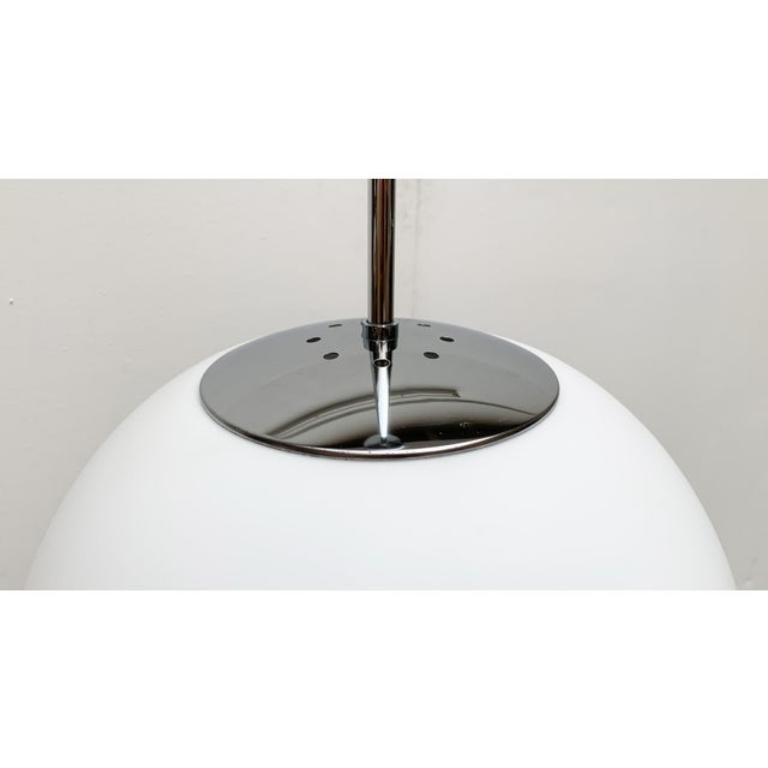 Lampada a sospensione a sfera in vetro vintage A Space Age tedesca di Limburg, anni '60 in vendita 3