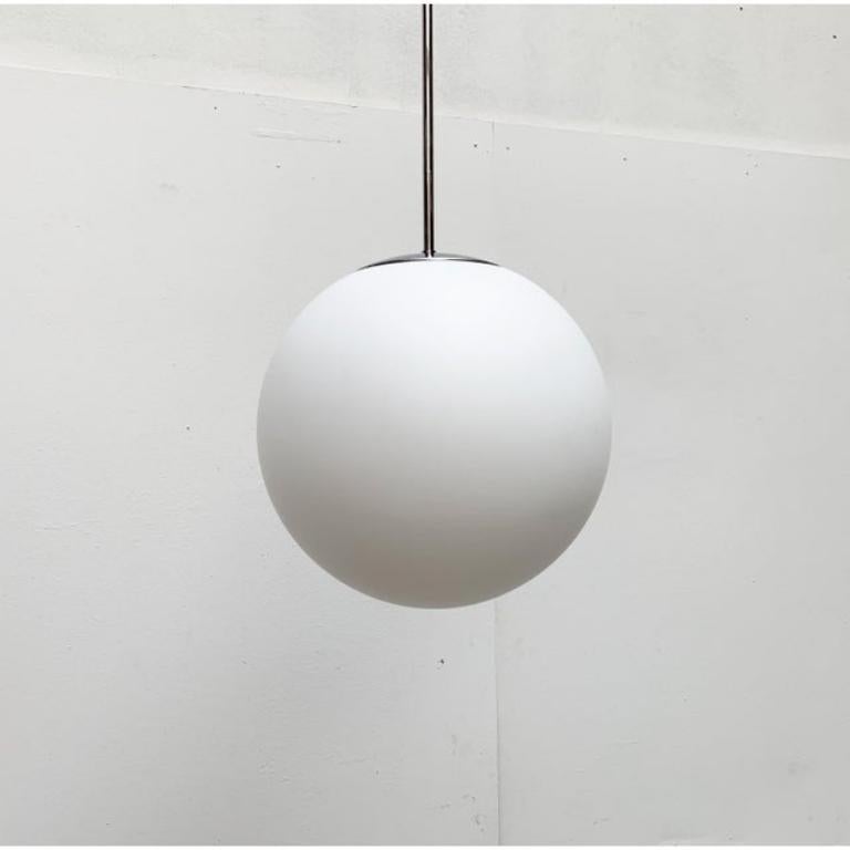 Lampada a sospensione a sfera in vetro vintage A Space Age tedesca di Limburg, anni '60 in vendita 4