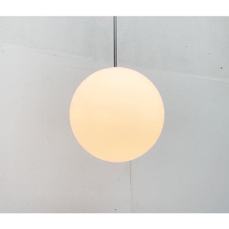 Lampada a sospensione a sfera in vetro semplice della rinomata casa Glashütte Limburg.

Ciondolo tubolare classico con sfera in un'imponente dimensione di 40 cm di diametro. Perfetto per il soffitto di un vecchio edificio. Di alta qualità e molto