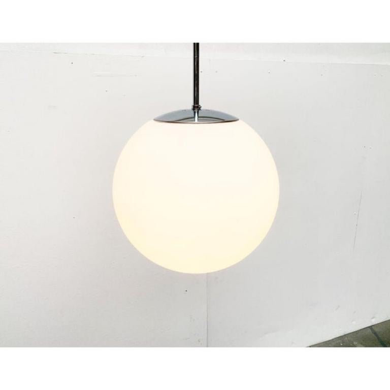 Semplice lampada a sospensione a sfera in vetro della rinomata casa Glashütte Limburg.

Tubo pendente classico con Ball in e dimensioni imponenti di 35 cm di diametro e una lunghezza di circa 90 cm. Perfetto per il vecchio soffitto. Di alta qualità