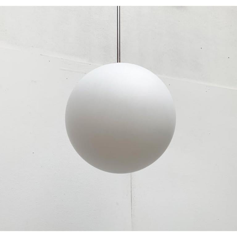 Mid-Century moderno Lampada a sospensione a sfera in vetro vintage A Space Age tedesca di Limburg, anni '60 in vendita