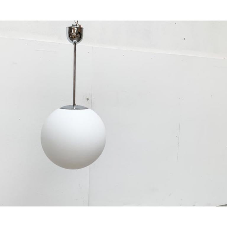 Lampada a sospensione a sfera in vetro vintage A Space Age tedesca di Limburg, anni '60 In condizioni buone in vendita a Hamburg, DE