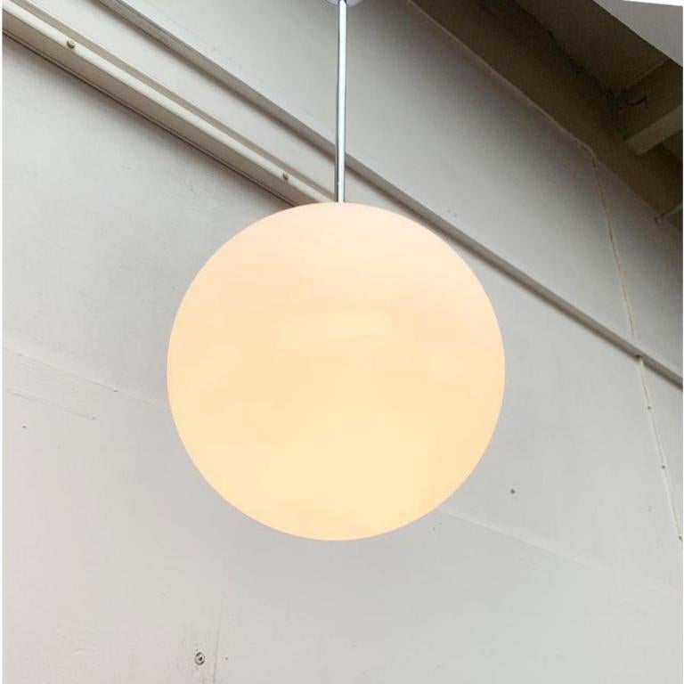 Lampada a sospensione a sfera in vetro vintage A Space Age tedesca di Limburg, anni '60 In condizioni buone in vendita a Hamburg, DE