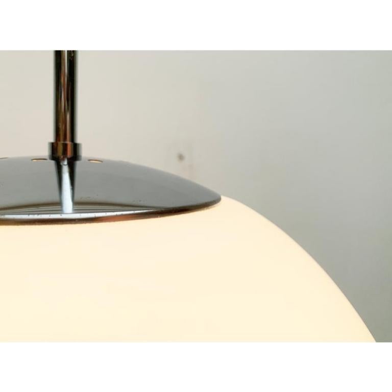 XX secolo Lampada a sospensione a sfera in vetro vintage A Space Age tedesca di Limburg, anni '60 in vendita