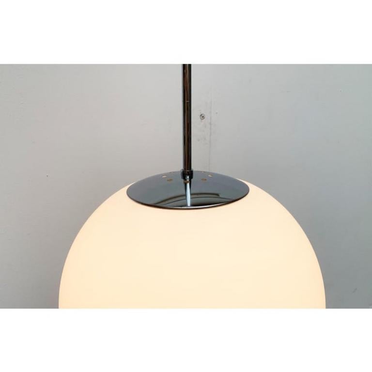 Lampada a sospensione a sfera in vetro vintage A Space Age tedesca di Limburg, anni '60 in vendita 1