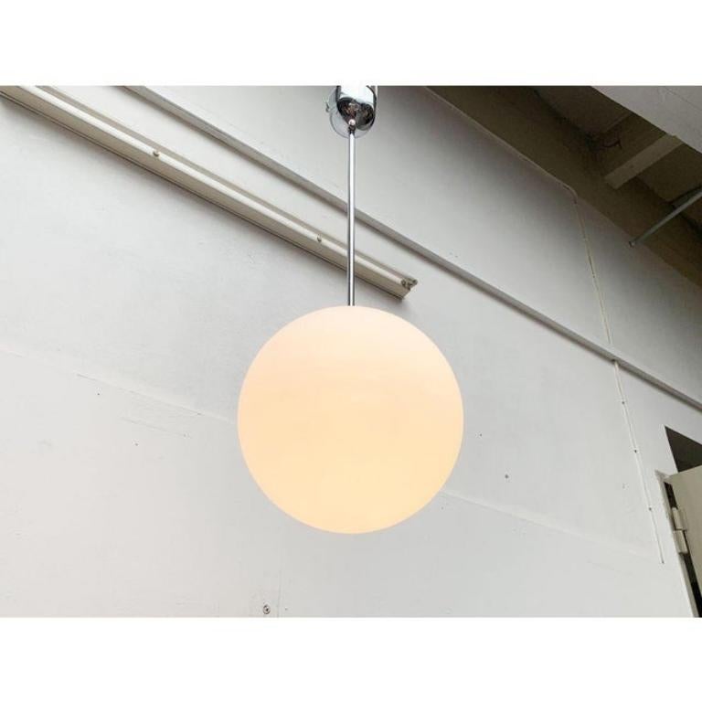 Lampada a sospensione a sfera in vetro vintage A Space Age tedesca di Limburg, anni '60 in vendita 1