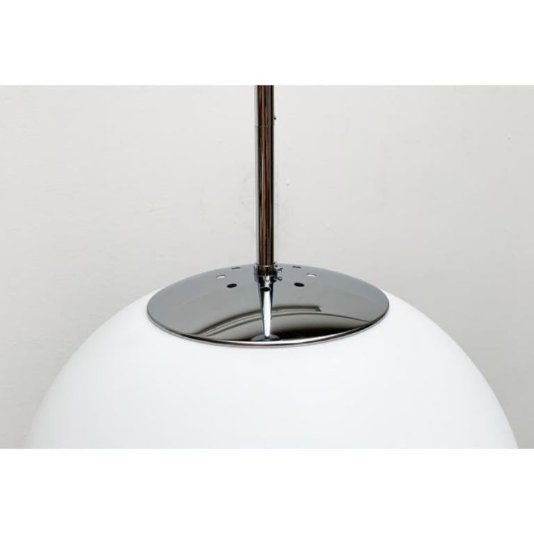 Lampada a sospensione a sfera in vetro tedesco vintage della linea Space AGE di Limburg in vendita 4