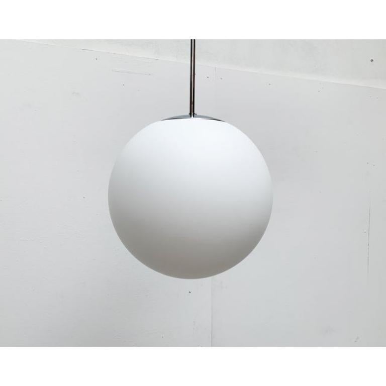 Lampada a sospensione a sfera in vetro tedesco vintage della linea Space AGE di Limburg in vendita 5