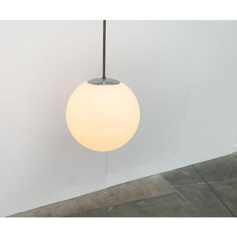 Lampada a sospensione a sfera in vetro semplice della rinomata casa Glashütte Limburg.

Ciondolo tubolare classico con sfera in un'imponente dimensione di 40 cm di diametro. Perfetto per il soffitto di un vecchio edificio. Di alta qualità e molto