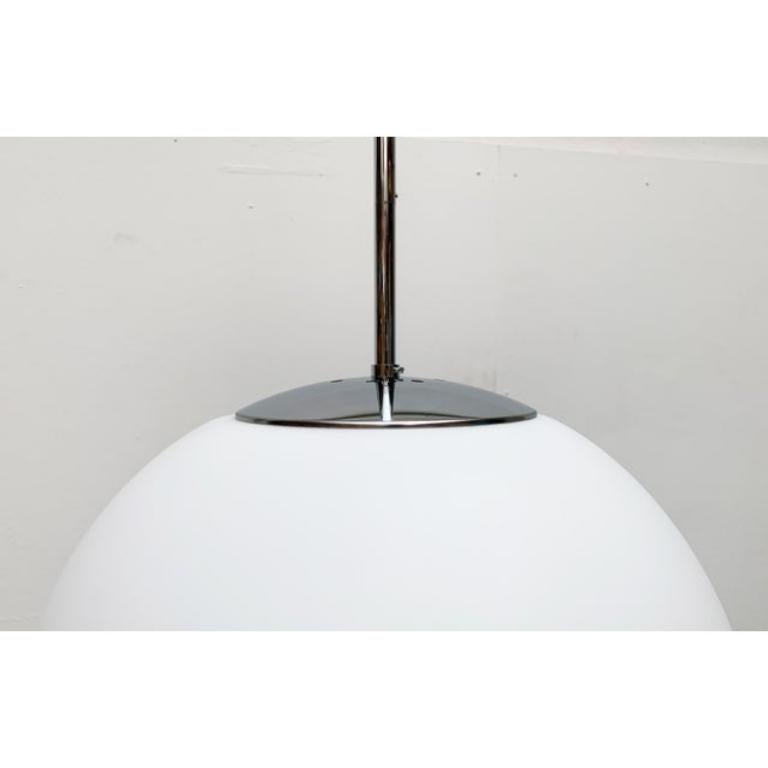 Mid-Century moderno Lampada a sospensione a sfera in vetro tedesco vintage della linea Space AGE di Limburg in vendita