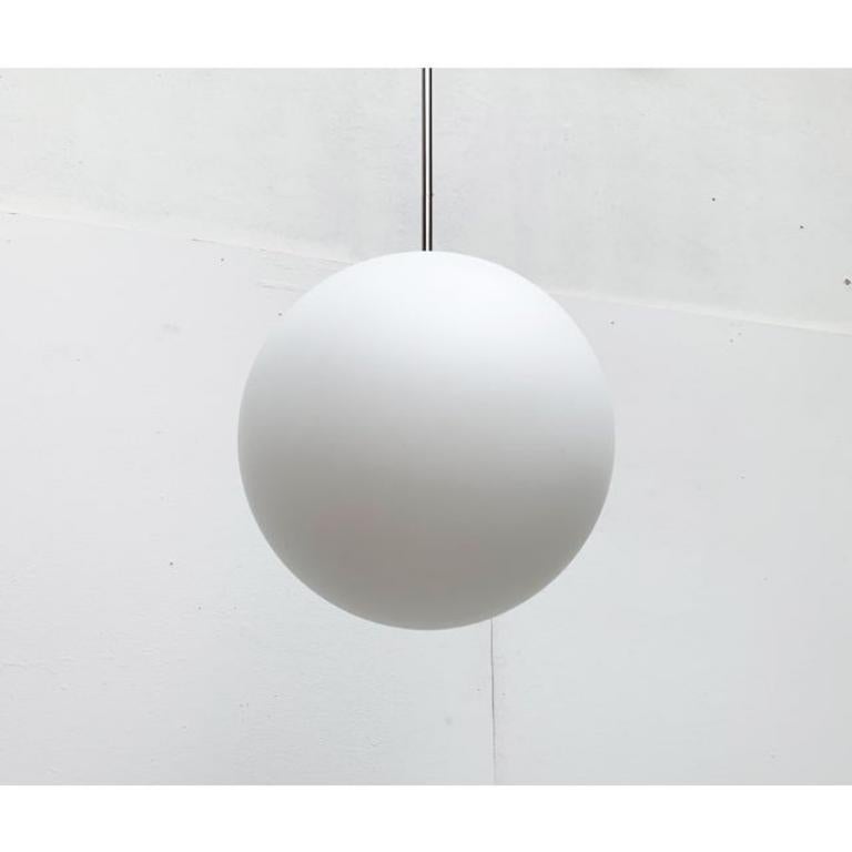 Lampada a sospensione a sfera in vetro tedesco vintage della linea Space AGE di Limburg In condizioni buone in vendita a Hamburg, DE