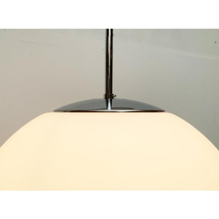 XX secolo Lampada a sospensione a sfera in vetro tedesco vintage della linea Space AGE di Limburg in vendita
