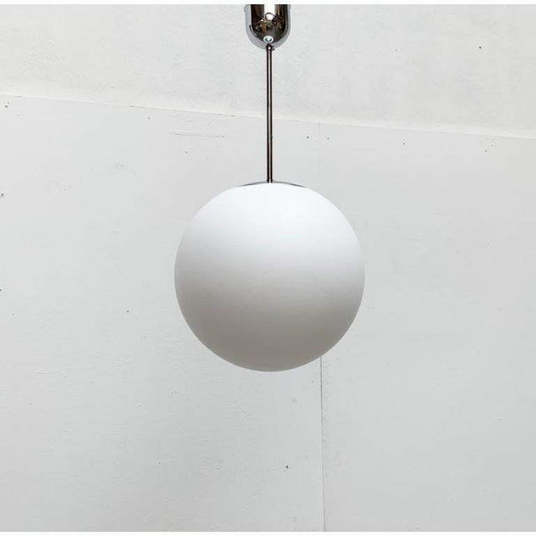 Metallo Lampada a sospensione a sfera in vetro tedesco vintage della linea Space AGE di Limburg in vendita