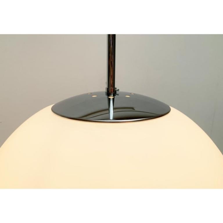 Lampada a sospensione a sfera in vetro tedesco vintage della linea Space AGE di Limburg in vendita 1