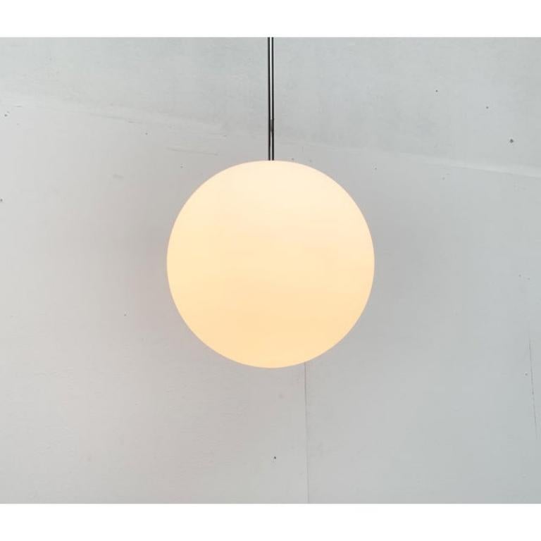 Lampada a sospensione a sfera in vetro tedesco vintage della linea Space AGE di Limburg in vendita 2