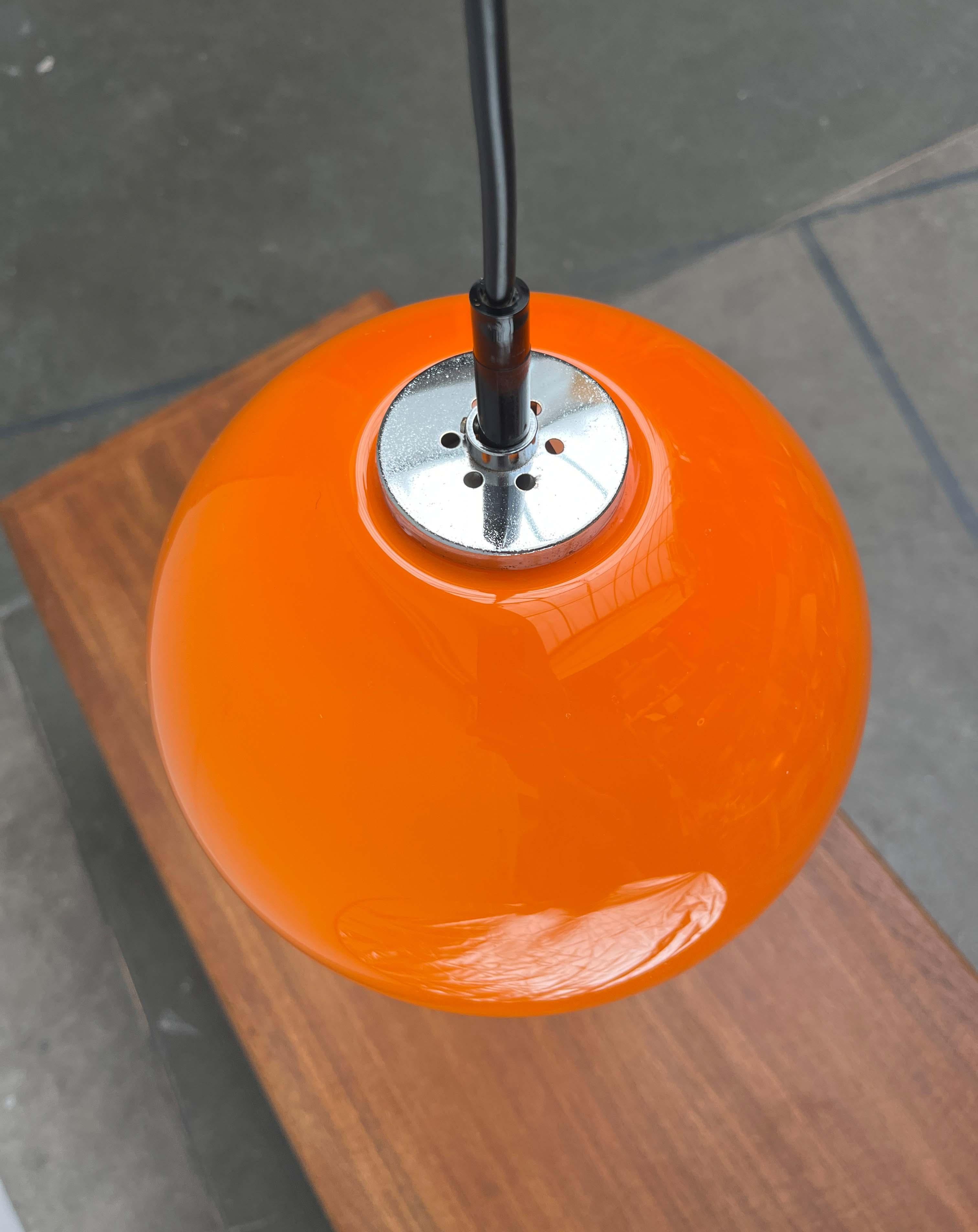 Lampada a sospensione a sfera in vetro di Peill & Putzler, anni '70. in vendita 3