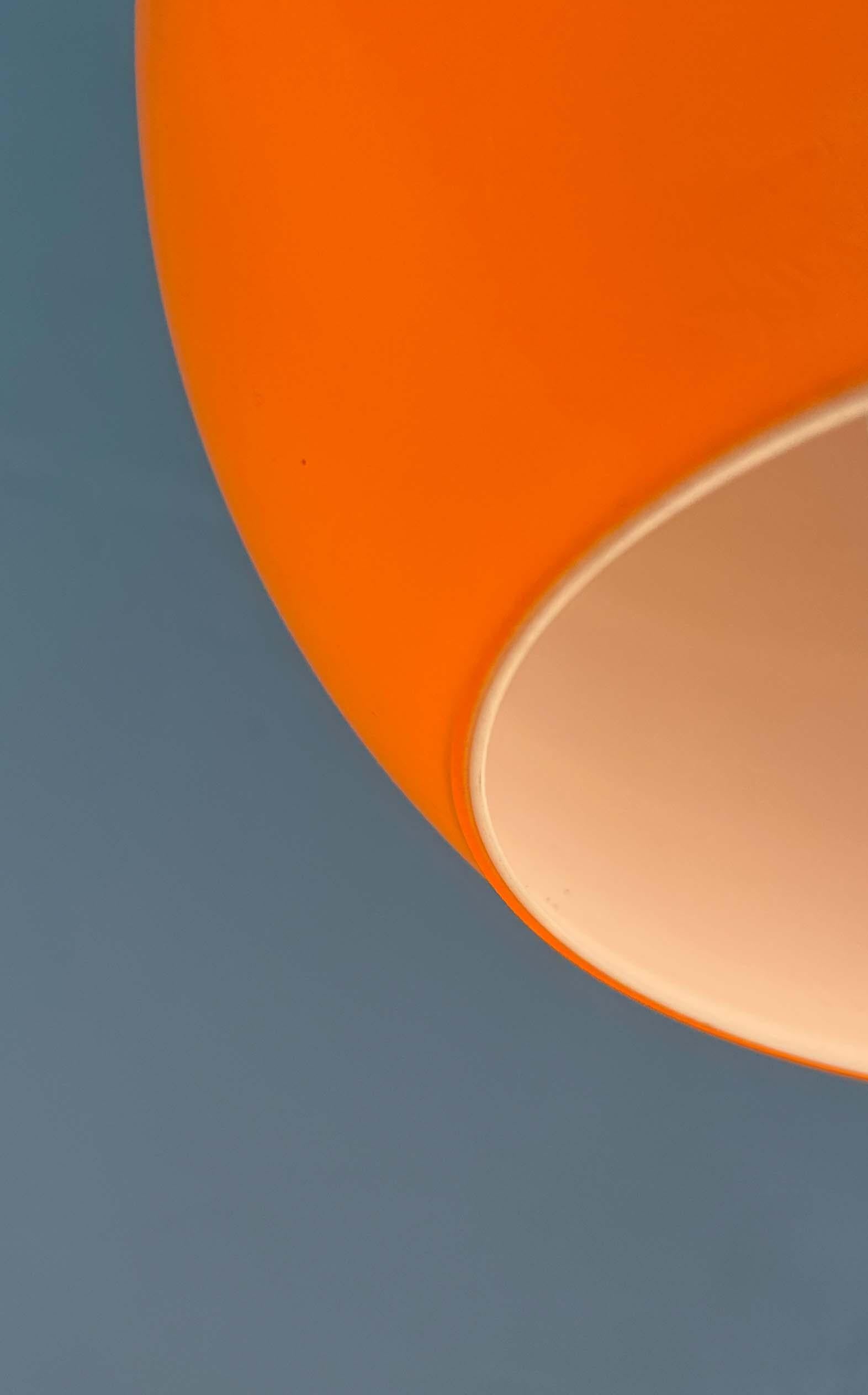 Lampada a sospensione a sfera in vetro di Peill & Putzler, anni '70. in vendita 4