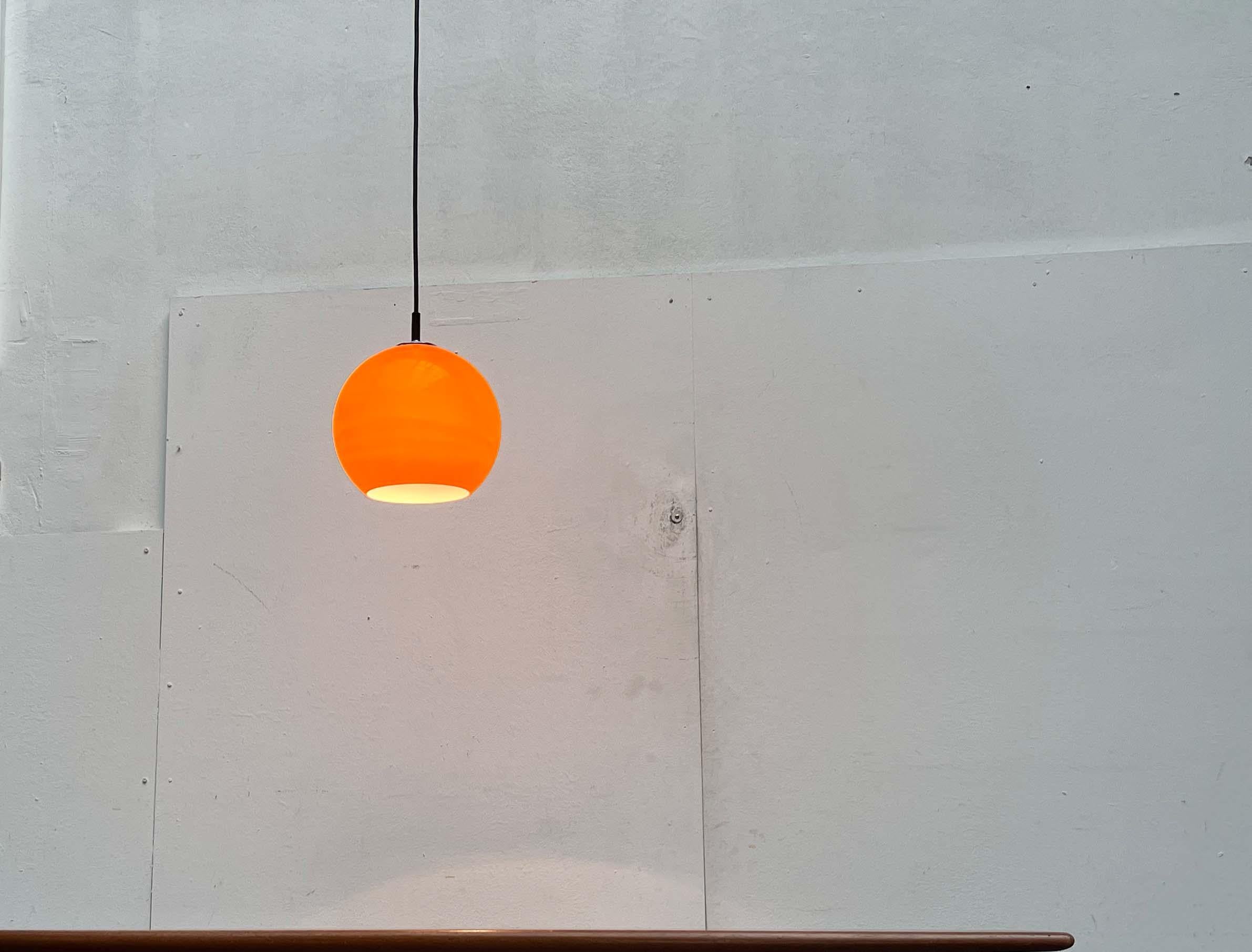 Lampada a sospensione a sfera in vetro di Peill & Putzler, anni '70. in vendita 5