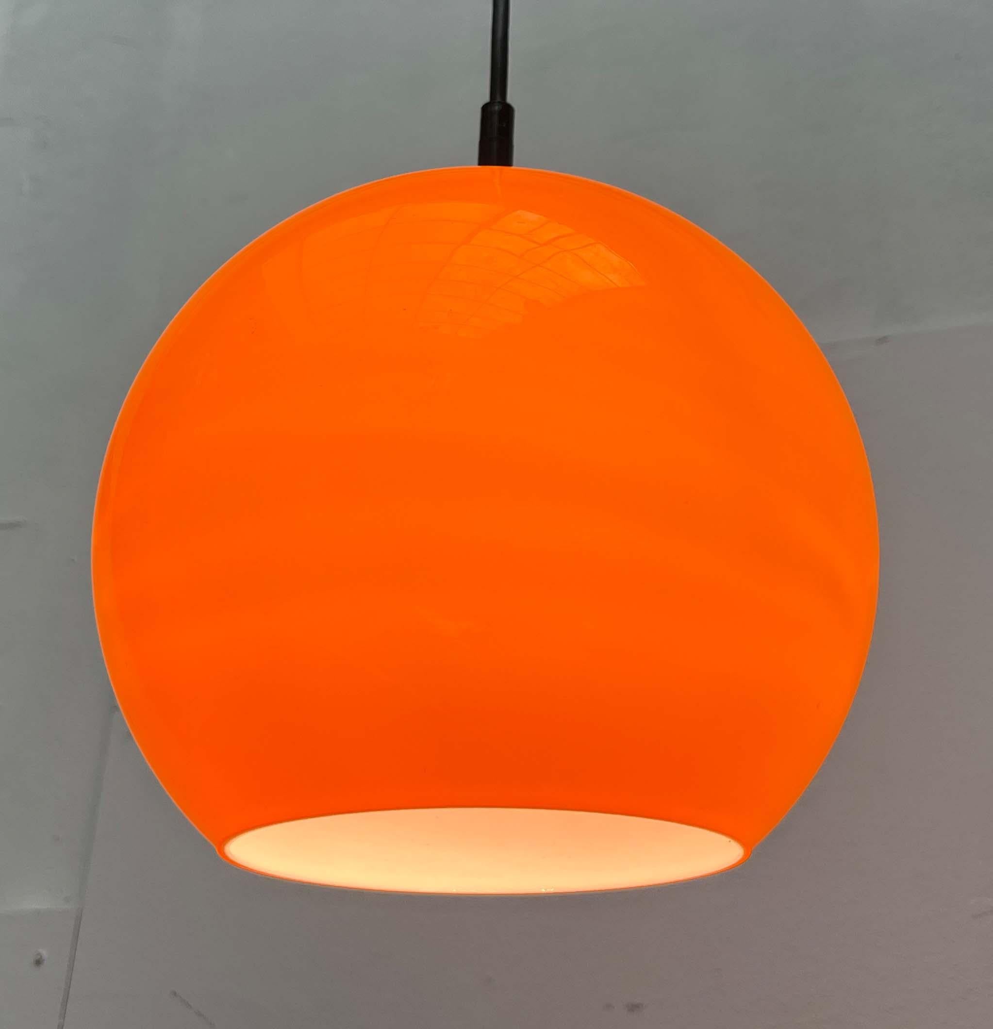 Lampada a sospensione a sfera in vetro di Peill & Putzler, anni '70. in vendita 6