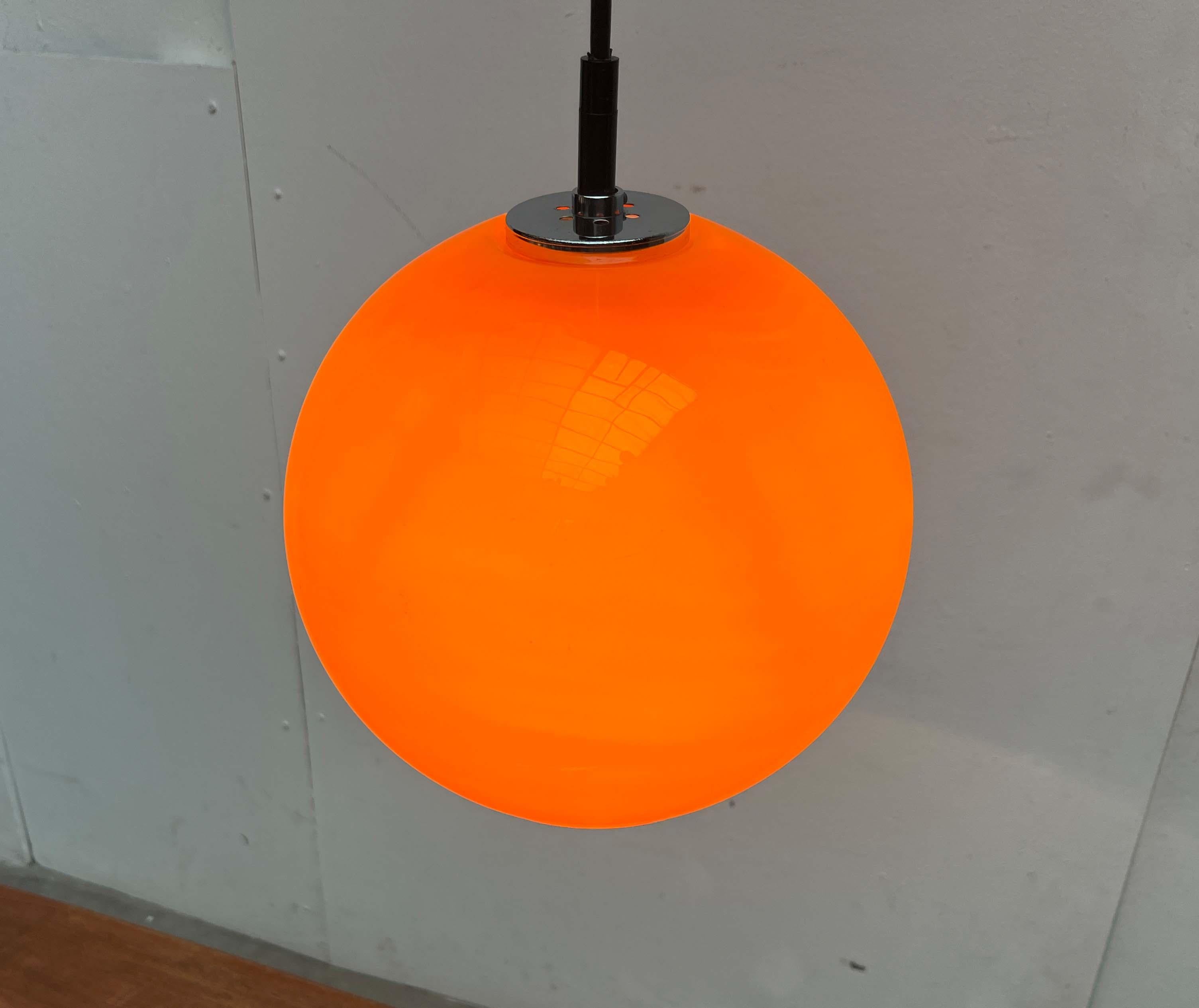 Lampada a sospensione a sfera in vetro di Peill & Putzler, anni '70. in vendita 7