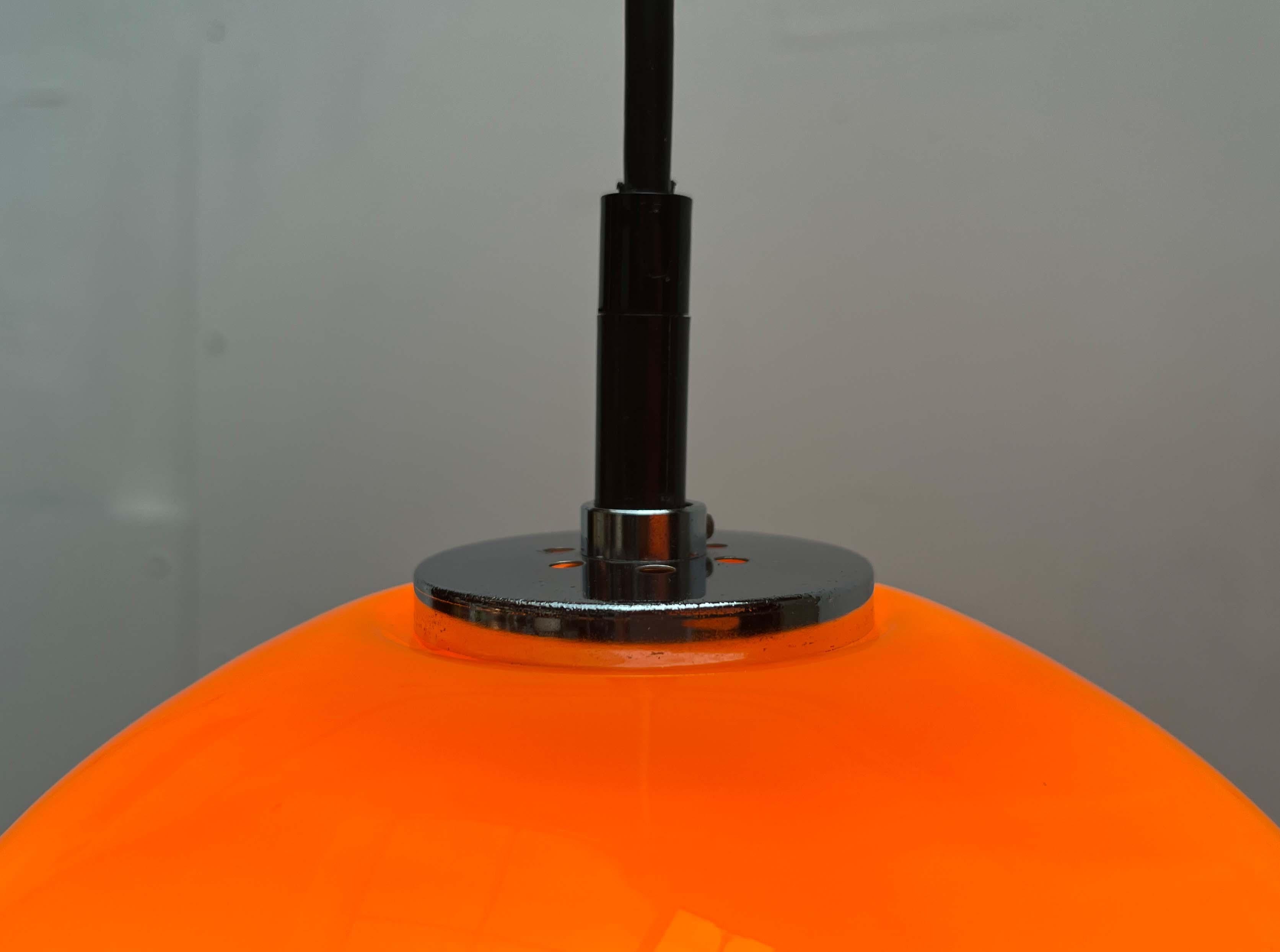 Lampada a sospensione a sfera in vetro di Peill & Putzler, anni '70. in vendita 8
