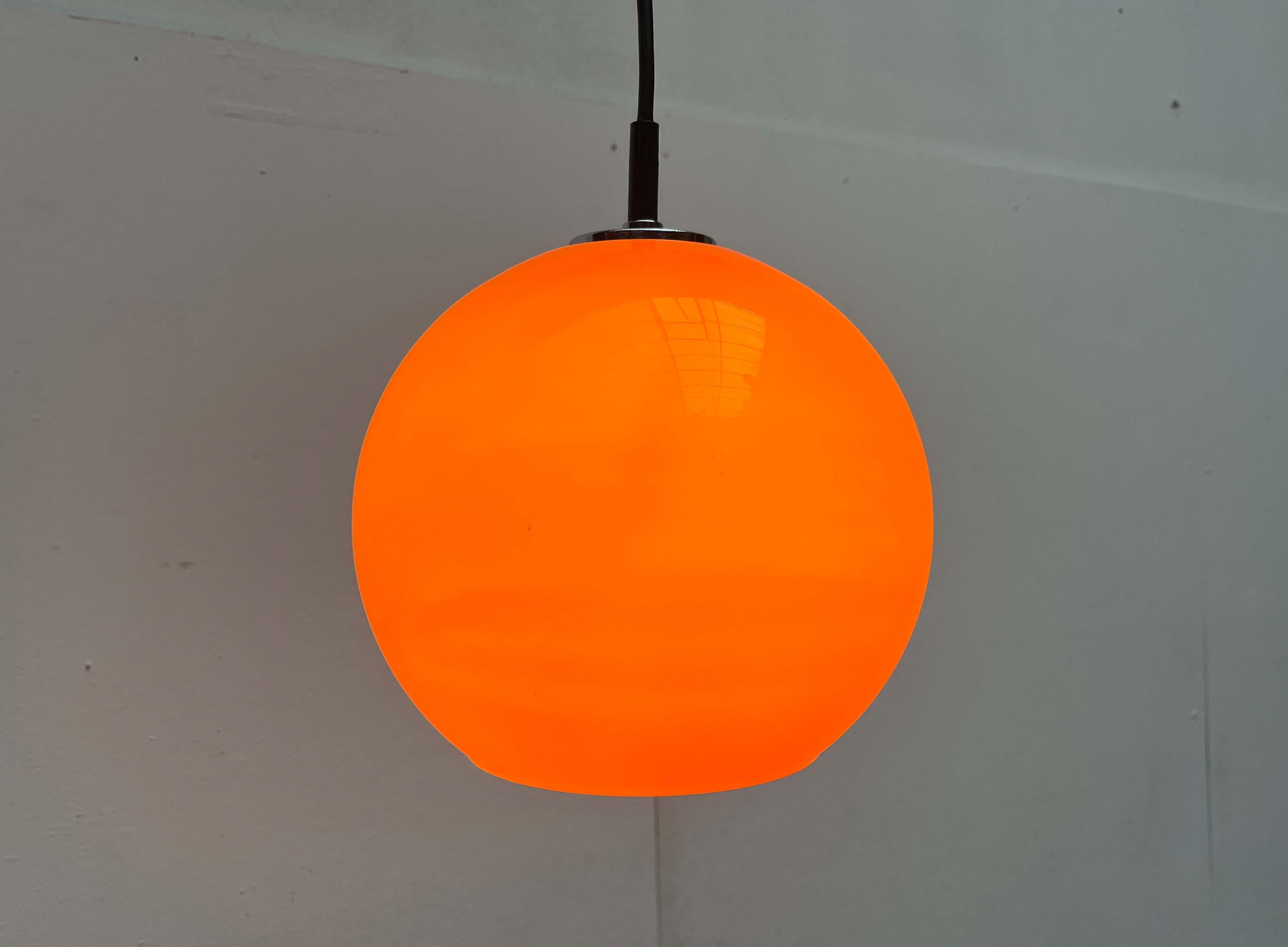 Lampada a sospensione a sfera in vetro di Peill & Putzler, anni '70. in vendita 9