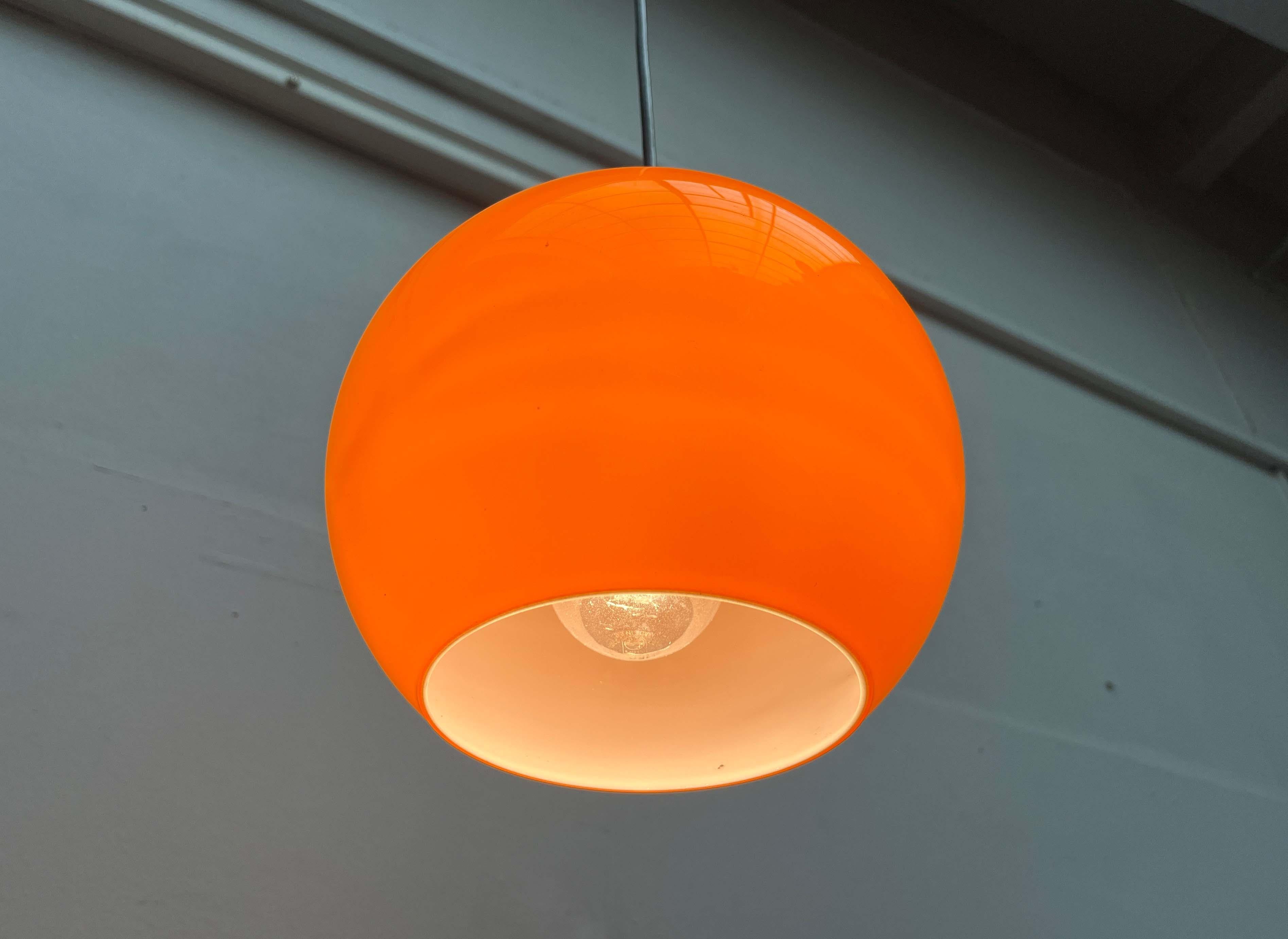 Lampada a sospensione a sfera in vetro di Peill & Putzler, anni '70. in vendita 10