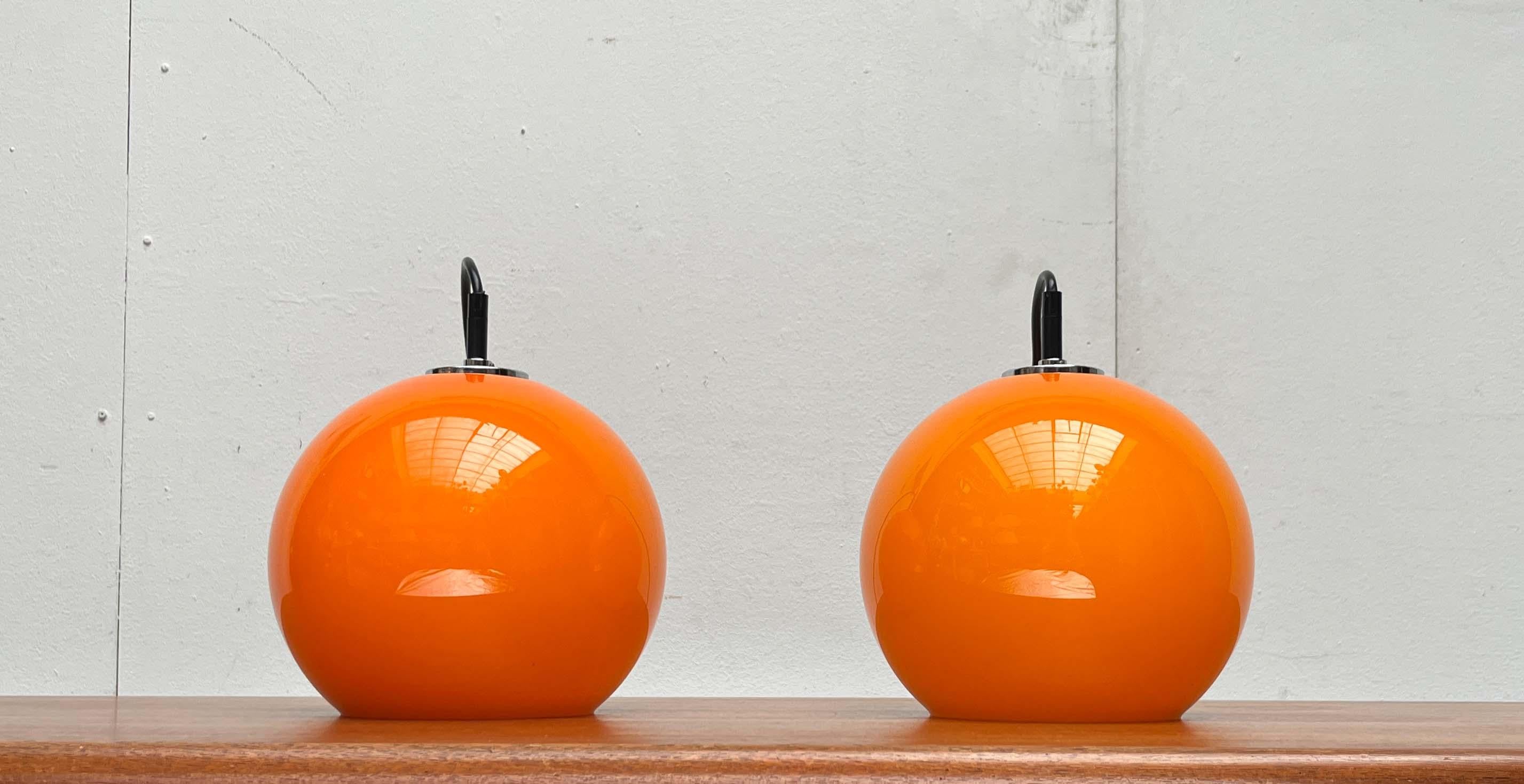 Lampada a sospensione a sfera in vetro di Peill & Putzler, anni '70. in vendita 12
