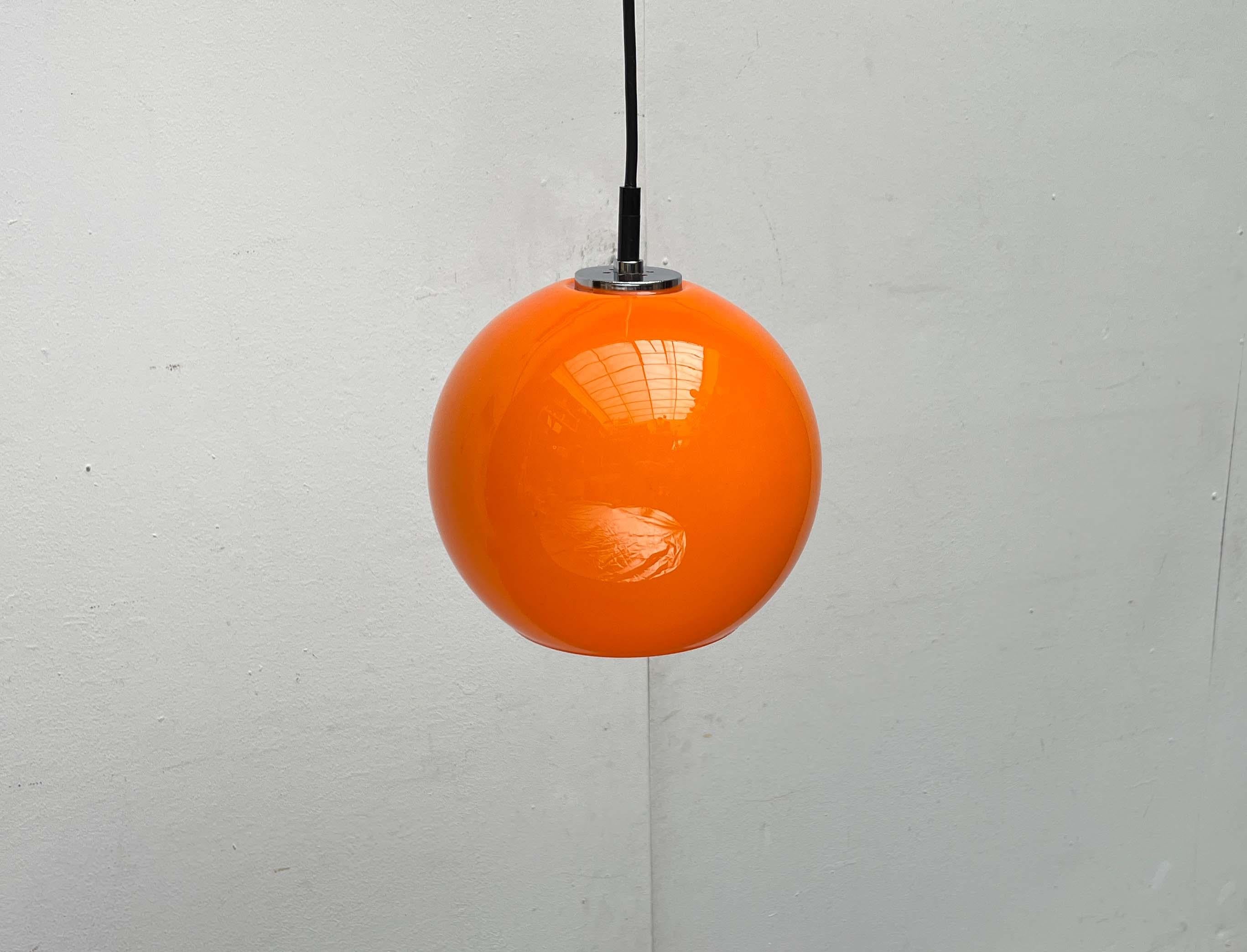 Lampada a sospensione in vetro del rinomato produttore Peill & Putzler.

Un design elegante e semplice. Una semplice sfera in vetro rivestito di arancione forma il corpo della lampada e funge da diffusore. Presenta un'ampia apertura sul lato