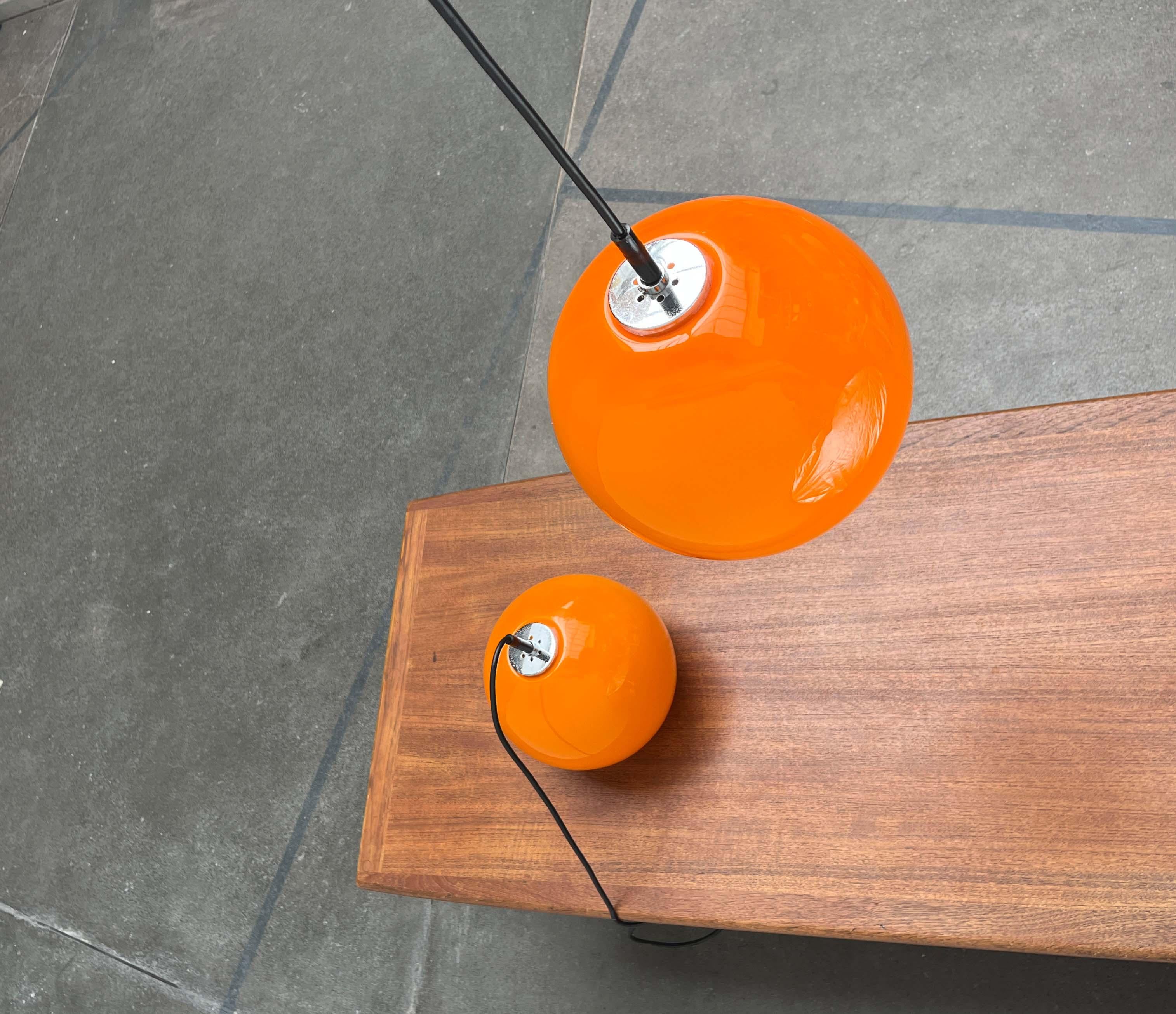 Mid-Century moderno Lampada a sospensione a sfera in vetro di Peill & Putzler, anni '70. in vendita