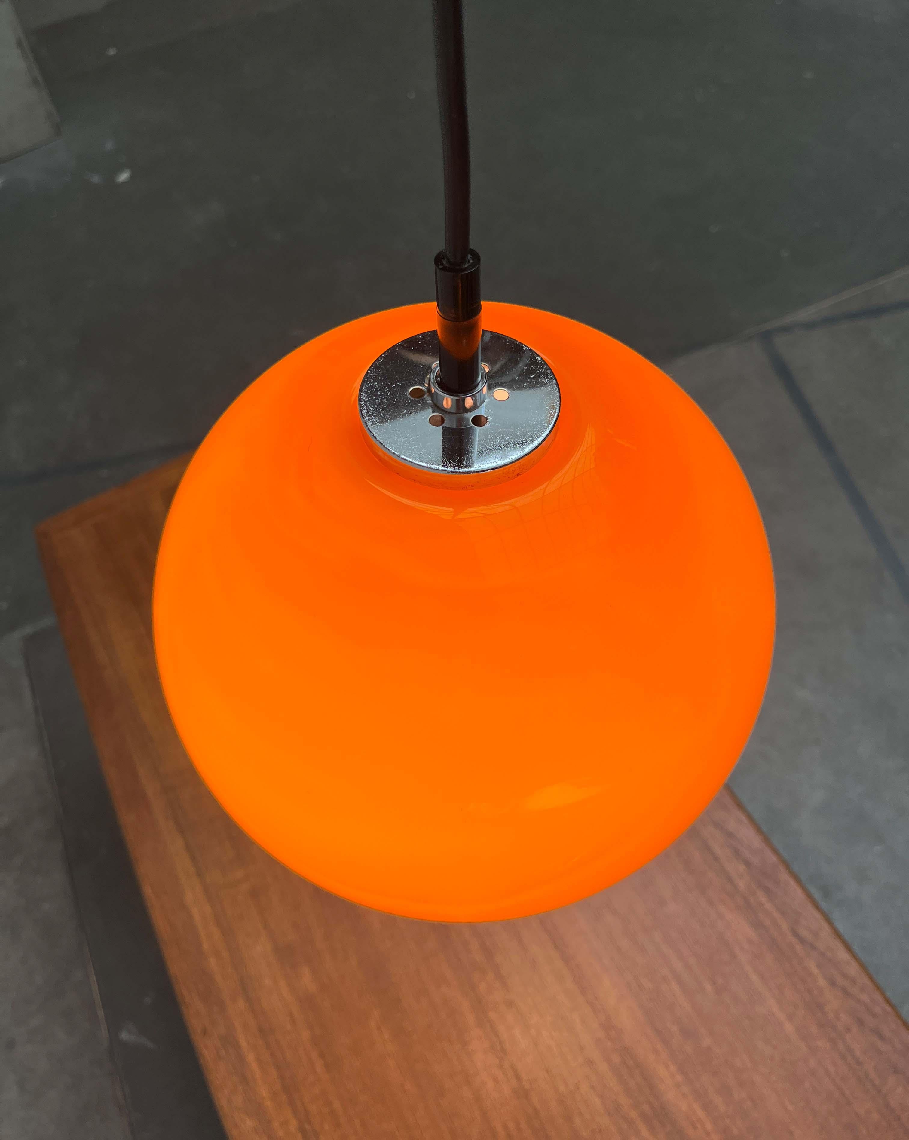 Tedesco Lampada a sospensione a sfera in vetro di Peill & Putzler, anni '70. in vendita