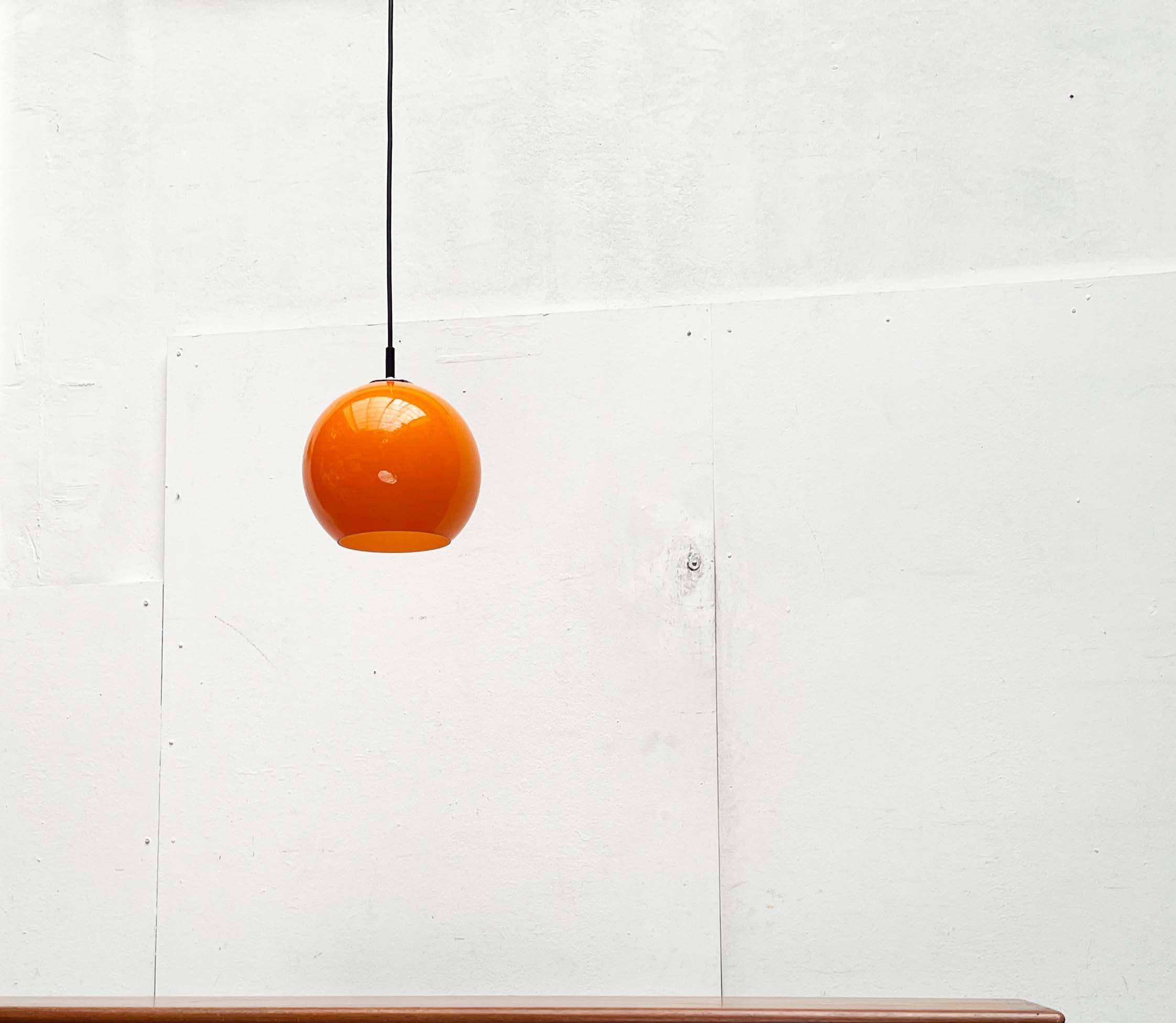 Lampada a sospensione a sfera in vetro di Peill & Putzler, anni '70. In condizioni buone in vendita a Hamburg, DE