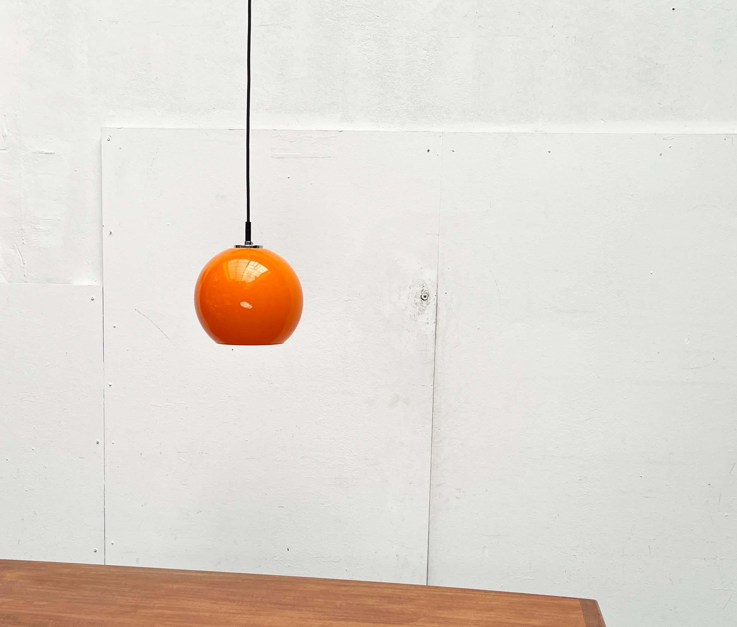 XX secolo Lampada a sospensione a sfera in vetro di Peill & Putzler, anni '70. in vendita