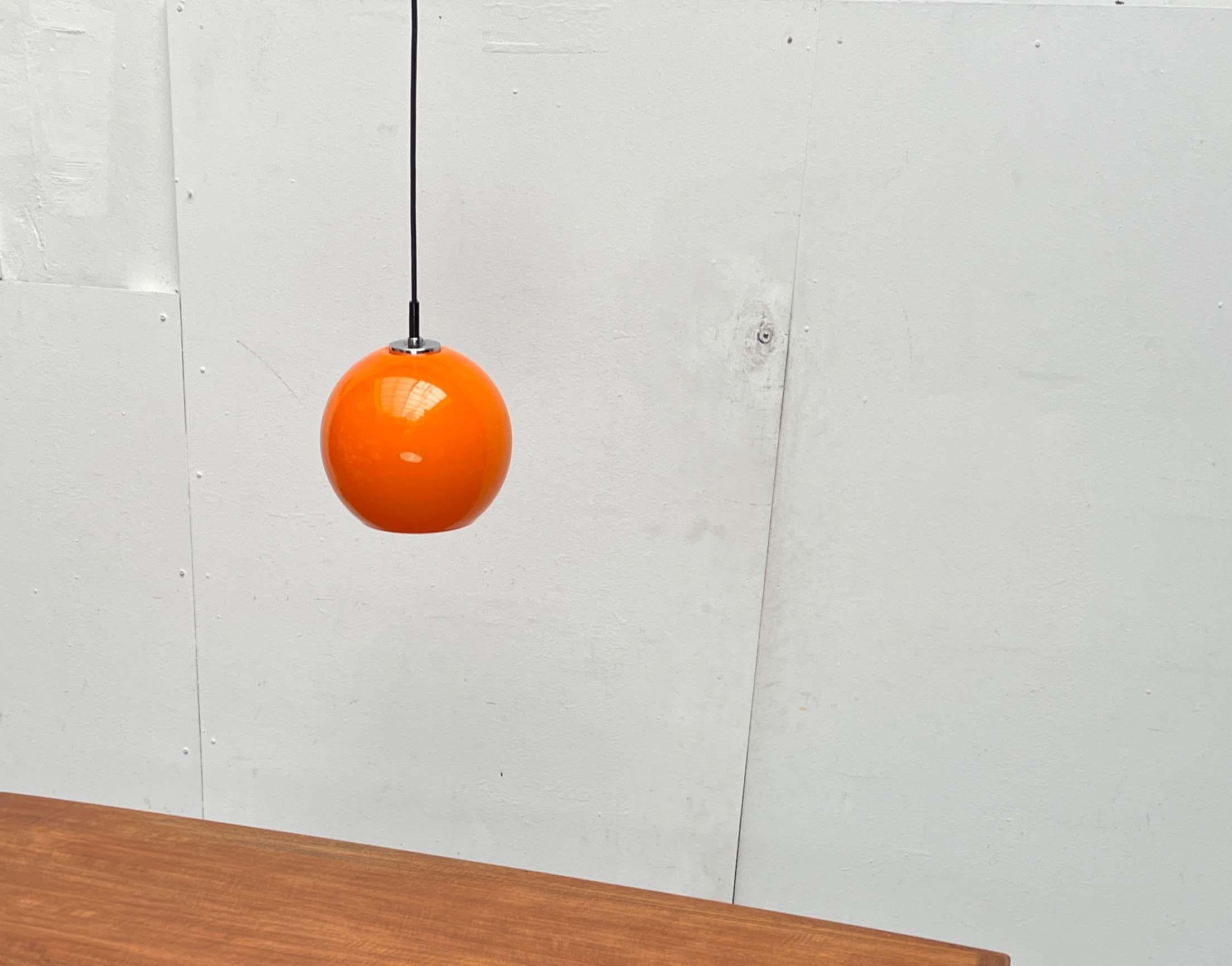 Metallo Lampada a sospensione a sfera in vetro di Peill & Putzler, anni '70. in vendita