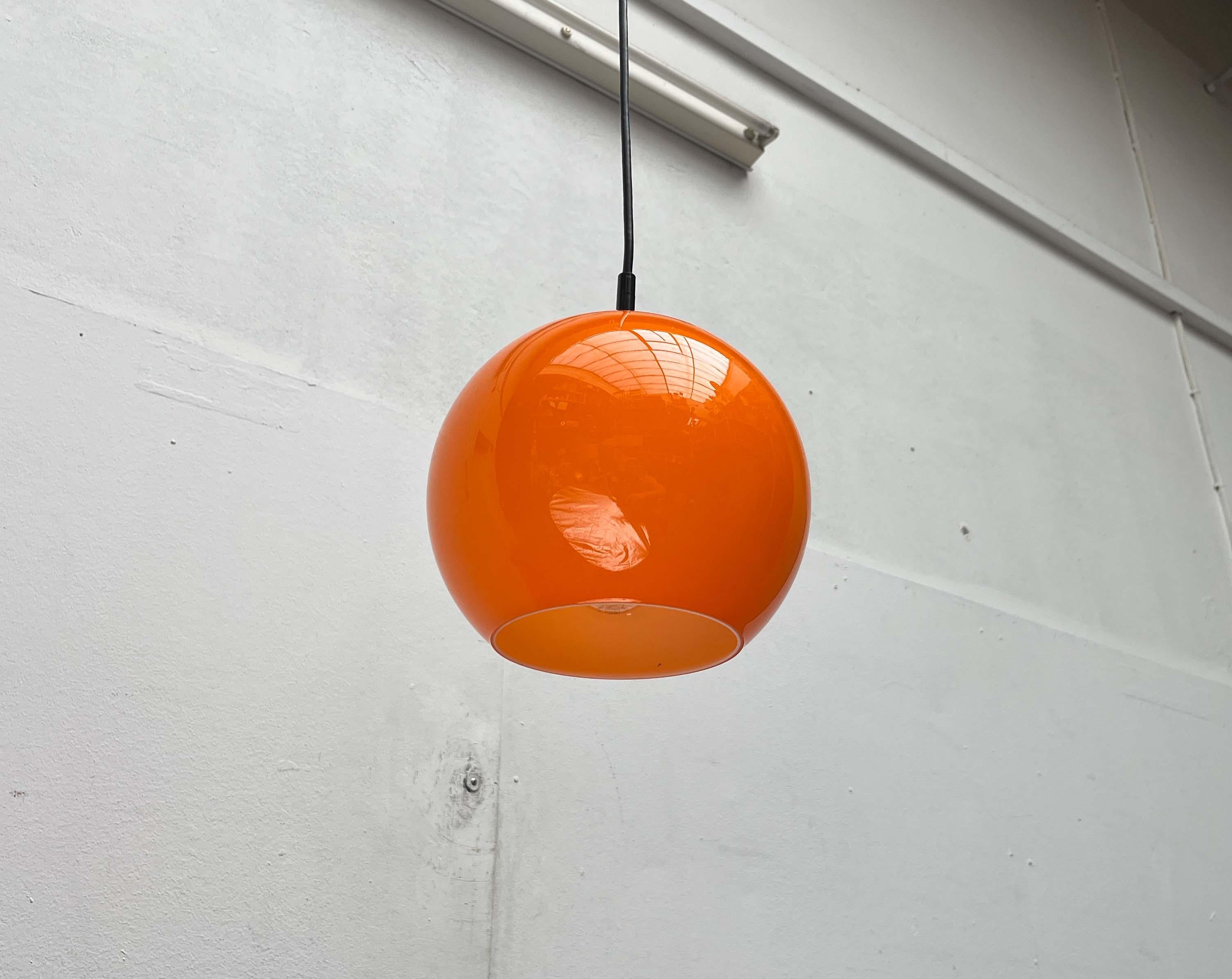 Lampada a sospensione a sfera in vetro di Peill & Putzler, anni '70. in vendita 1
