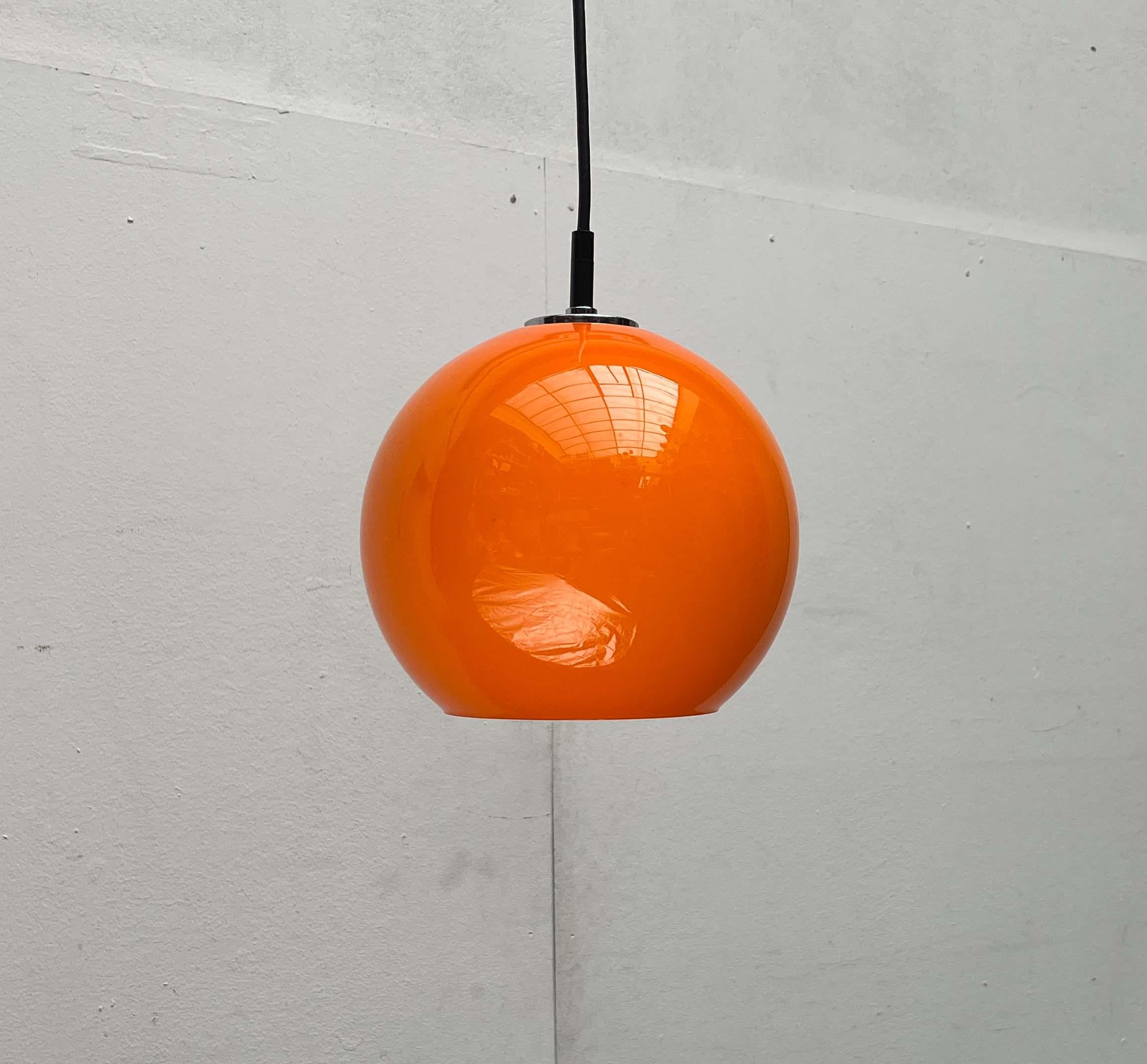 Lampada a sospensione a sfera in vetro di Peill & Putzler, anni '70. in vendita 2