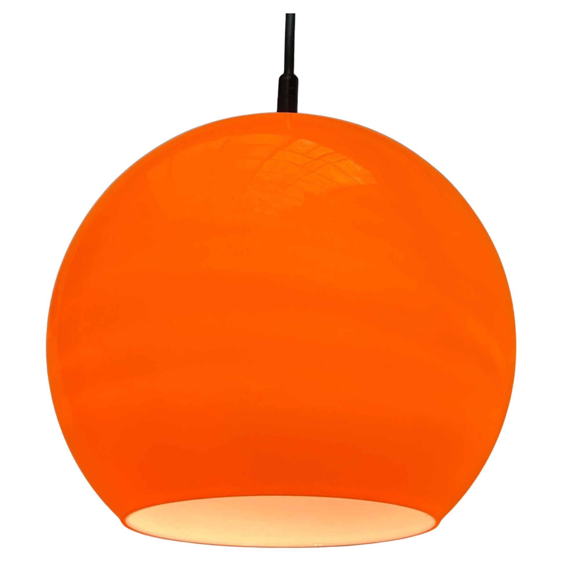 Lampada a sospensione a sfera in vetro di Peill & Putzler, anni '70. in vendita