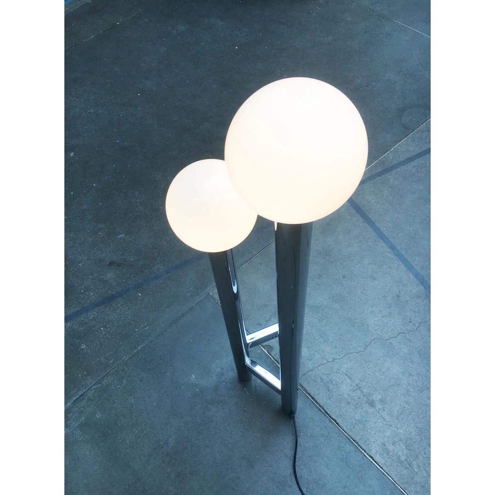 Rare lampadaire de l'ère spatiale en chrome et verre.

Une forme simple mais imposante. La lampe se compose de cylindres chromés de différentes hauteurs, reliés par des toiles dans un triangle. Au sommet de chacune d'entre elles se trouve une boule