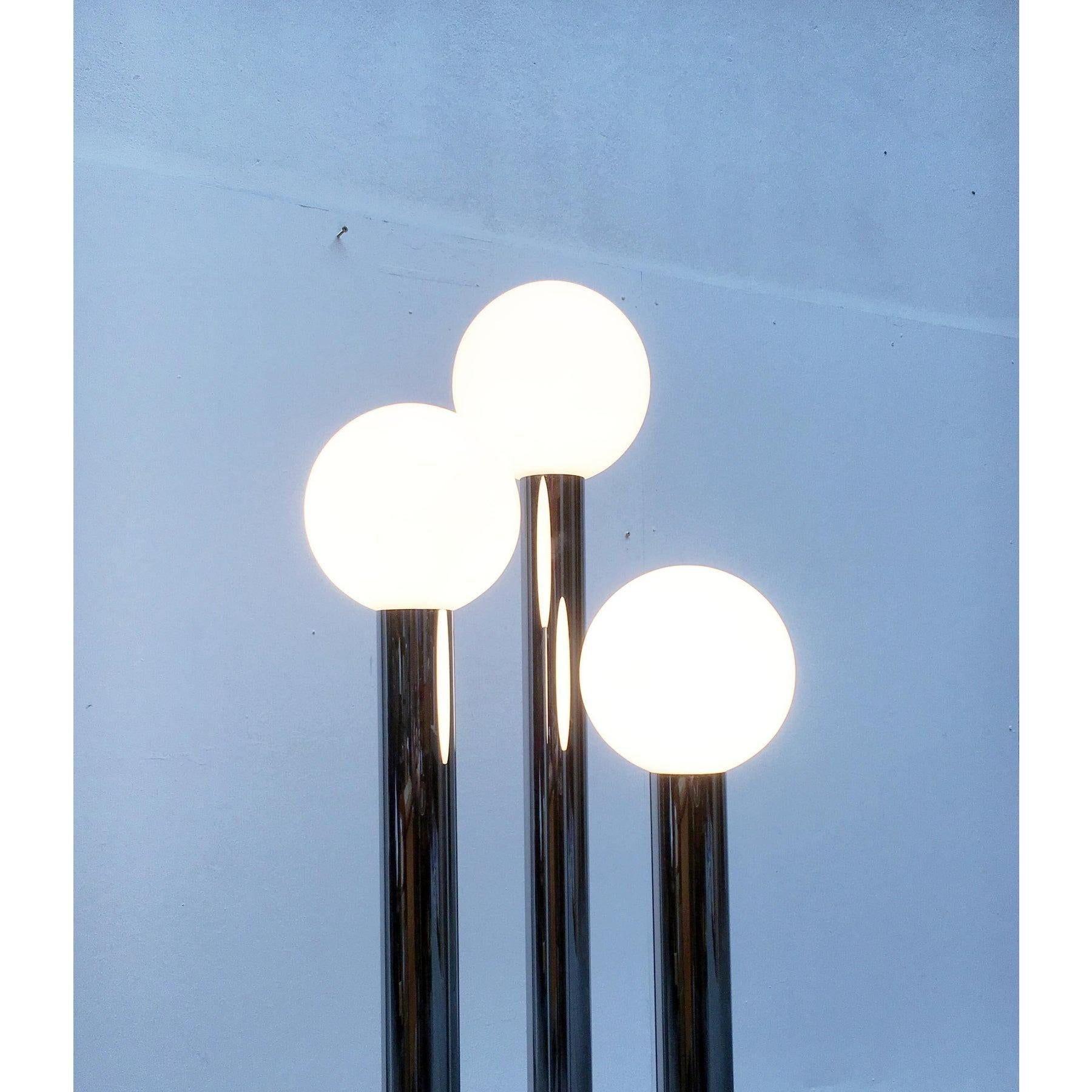 Rare lampadaire Space AGE en chrome et verre
- Une forme simple mais impressionnante
- Composé de cylindres chromés de différentes hauteurs
- Ceux-ci sont reliés entre eux par des toiles en forme de triangle
- Au sommet de chacun d'eux se trouve un